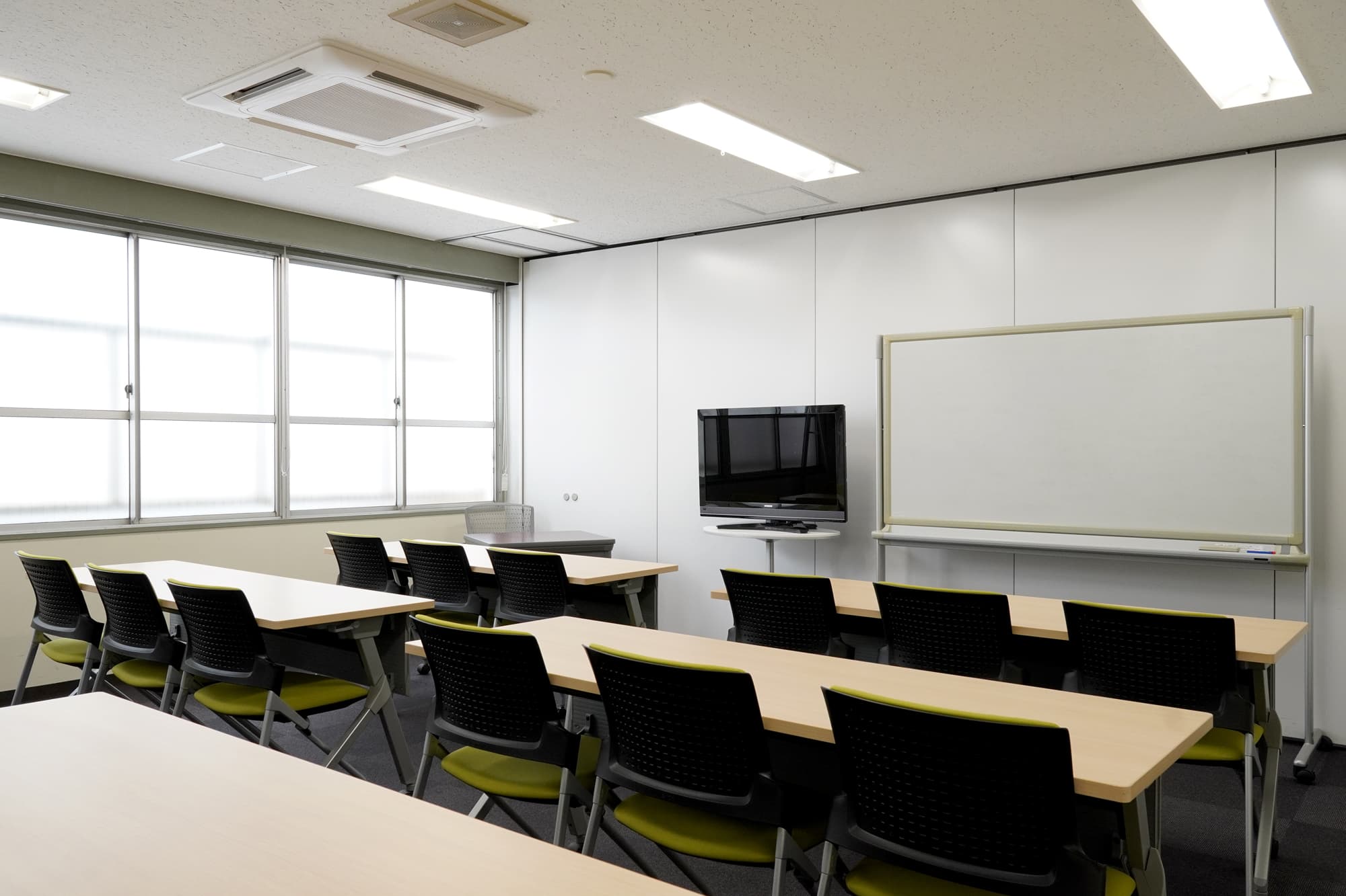 正方形34㎡の使いやすい会議室です。※スクール形式 18名着席可能。