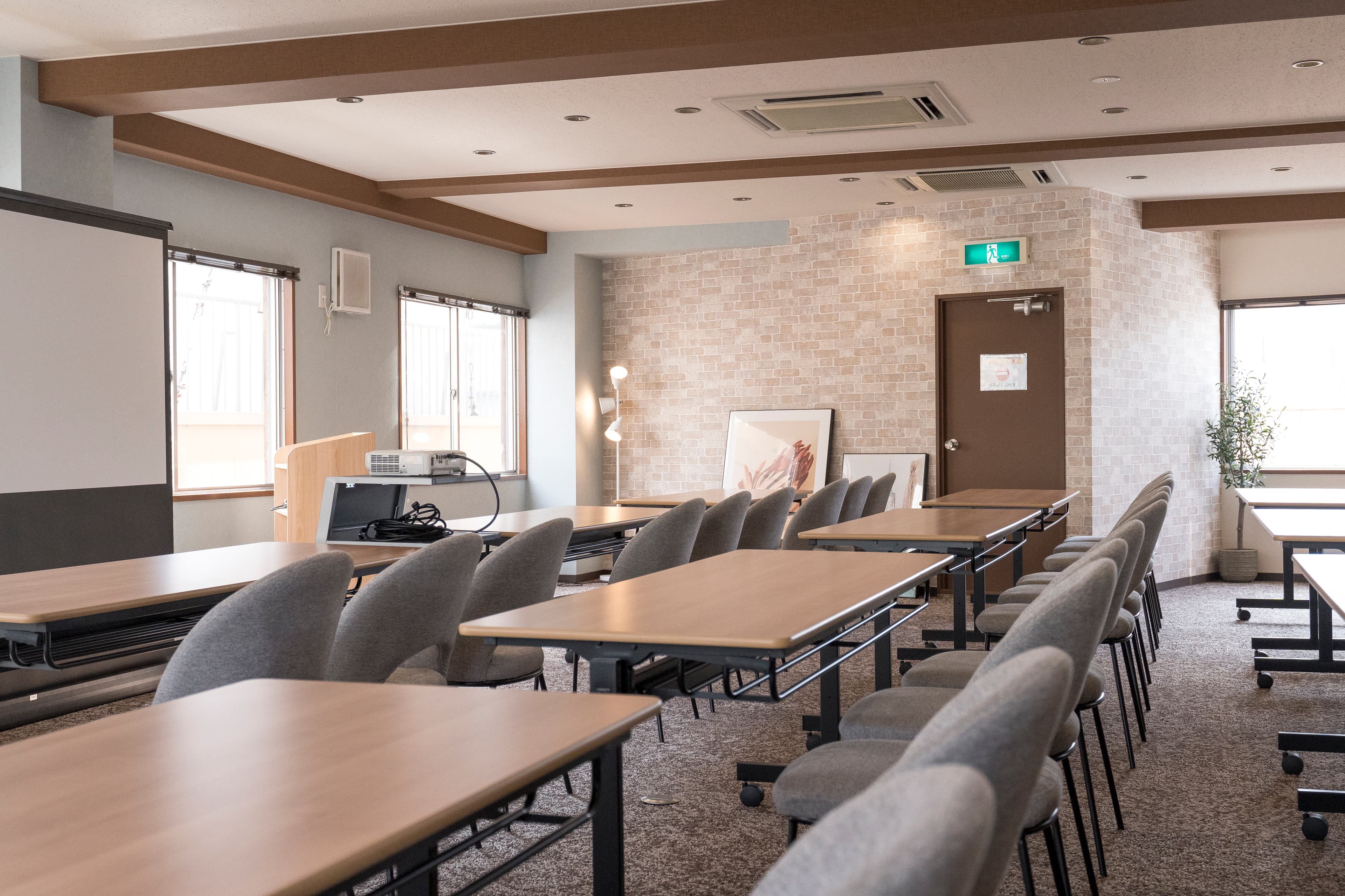 【約129.2㎡の広々会議室】