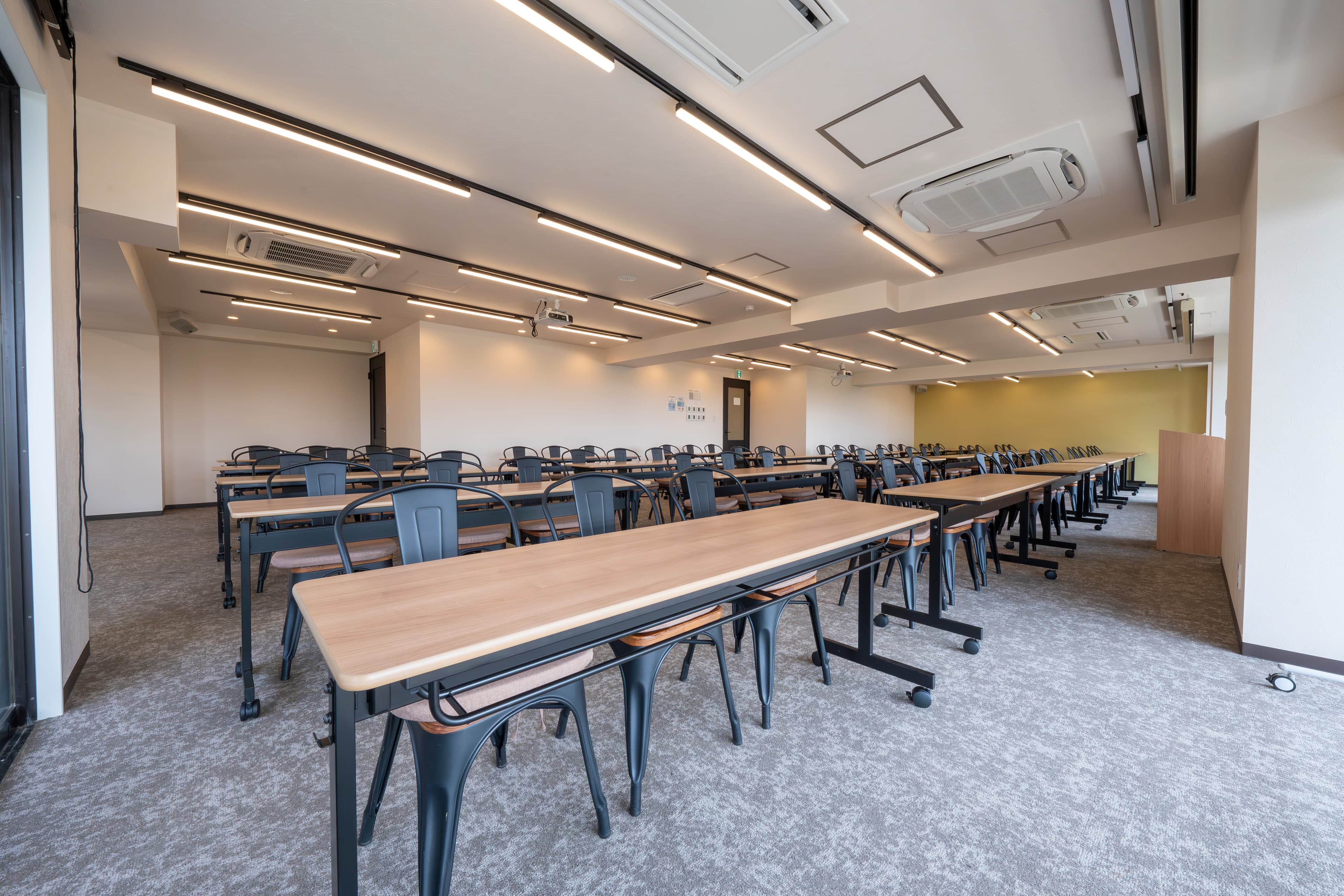 【横長なので大人数でも使いやすいレイアウトです】 - TIME SHARING 新宿御苑前 壱丁目参番館8Aの写真