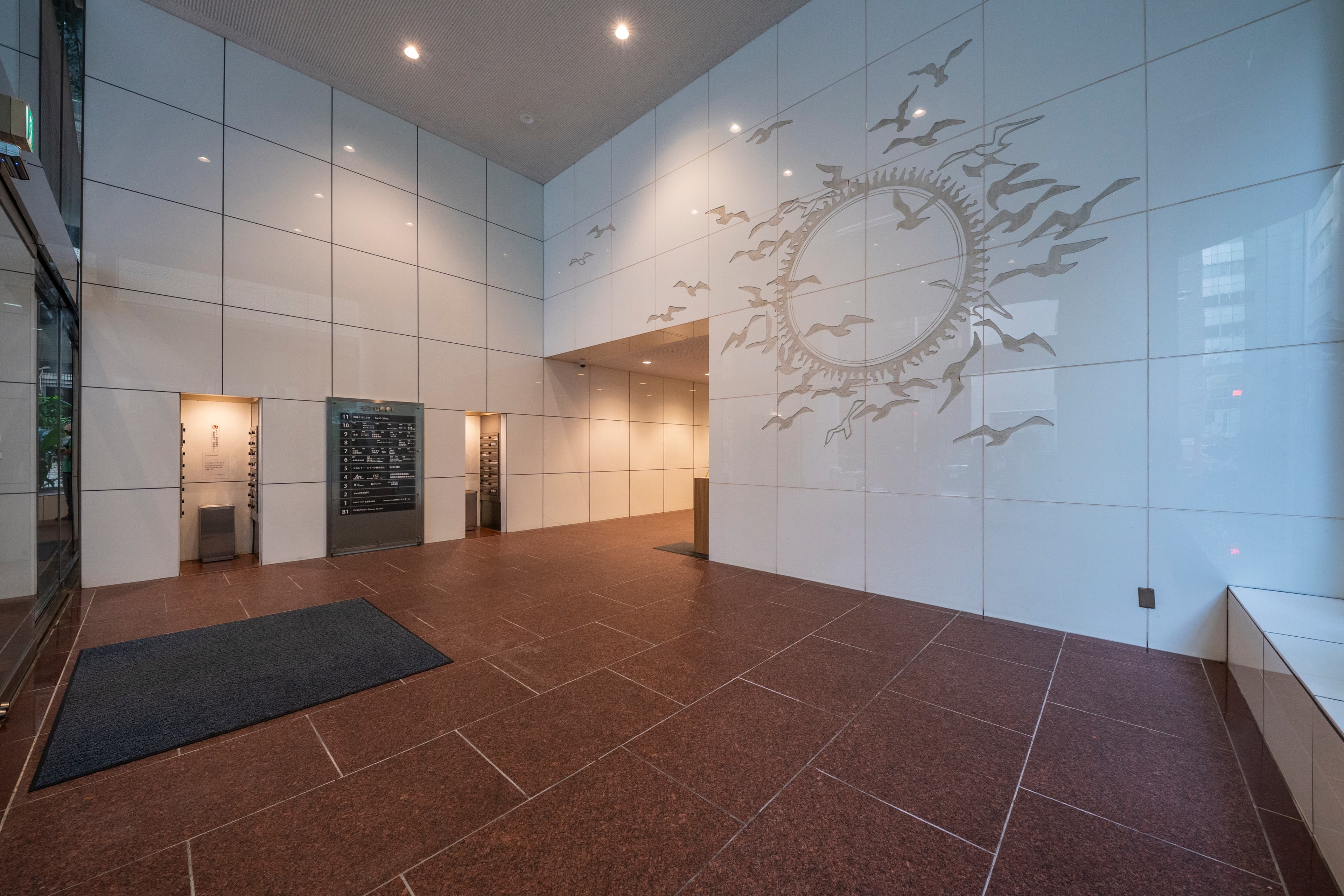 【広くて綺麗な1階ロビー】 - TIME SHARING 新宿御苑前 壱丁目参番館8Bの写真