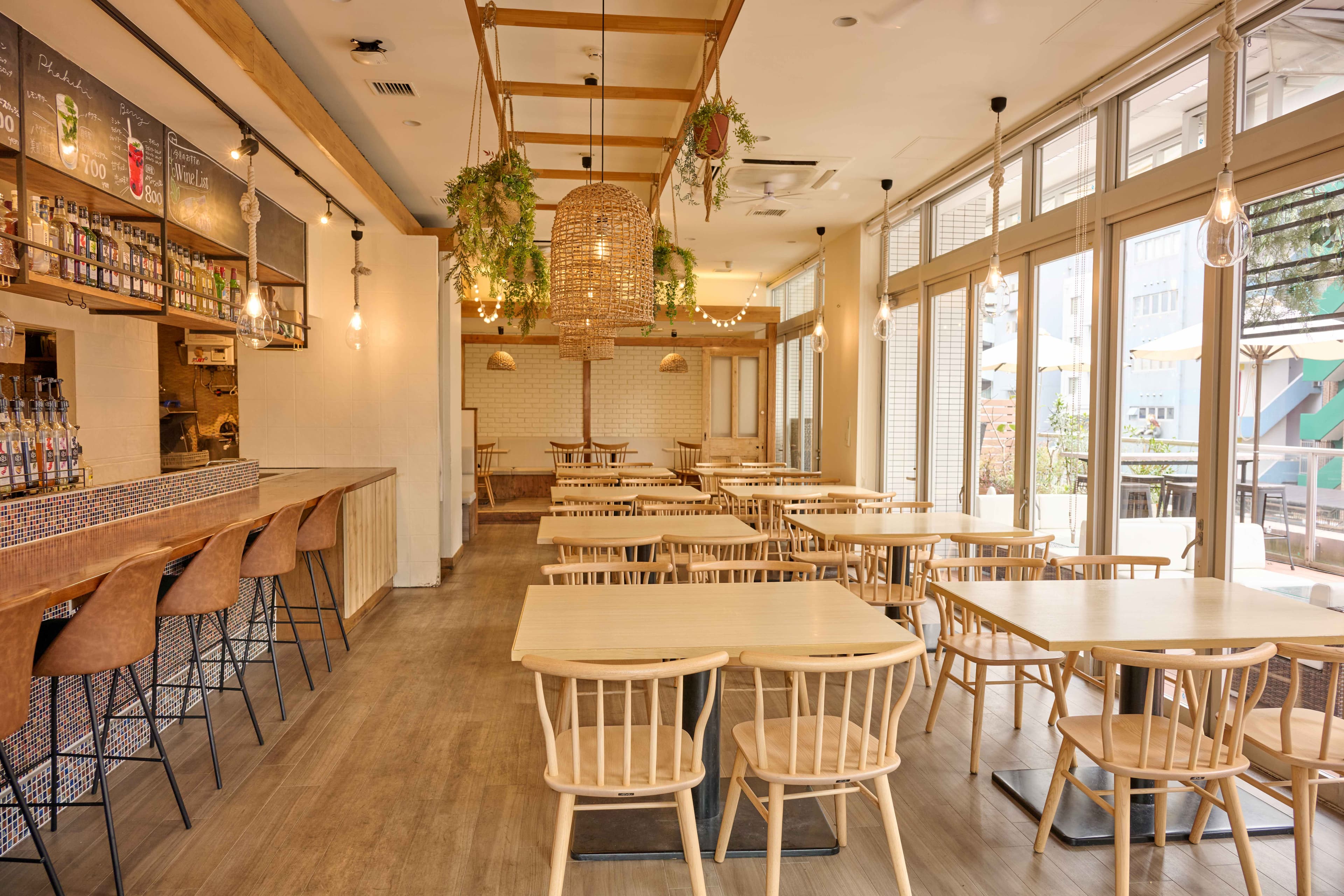 ウッドを基調とした広々空間