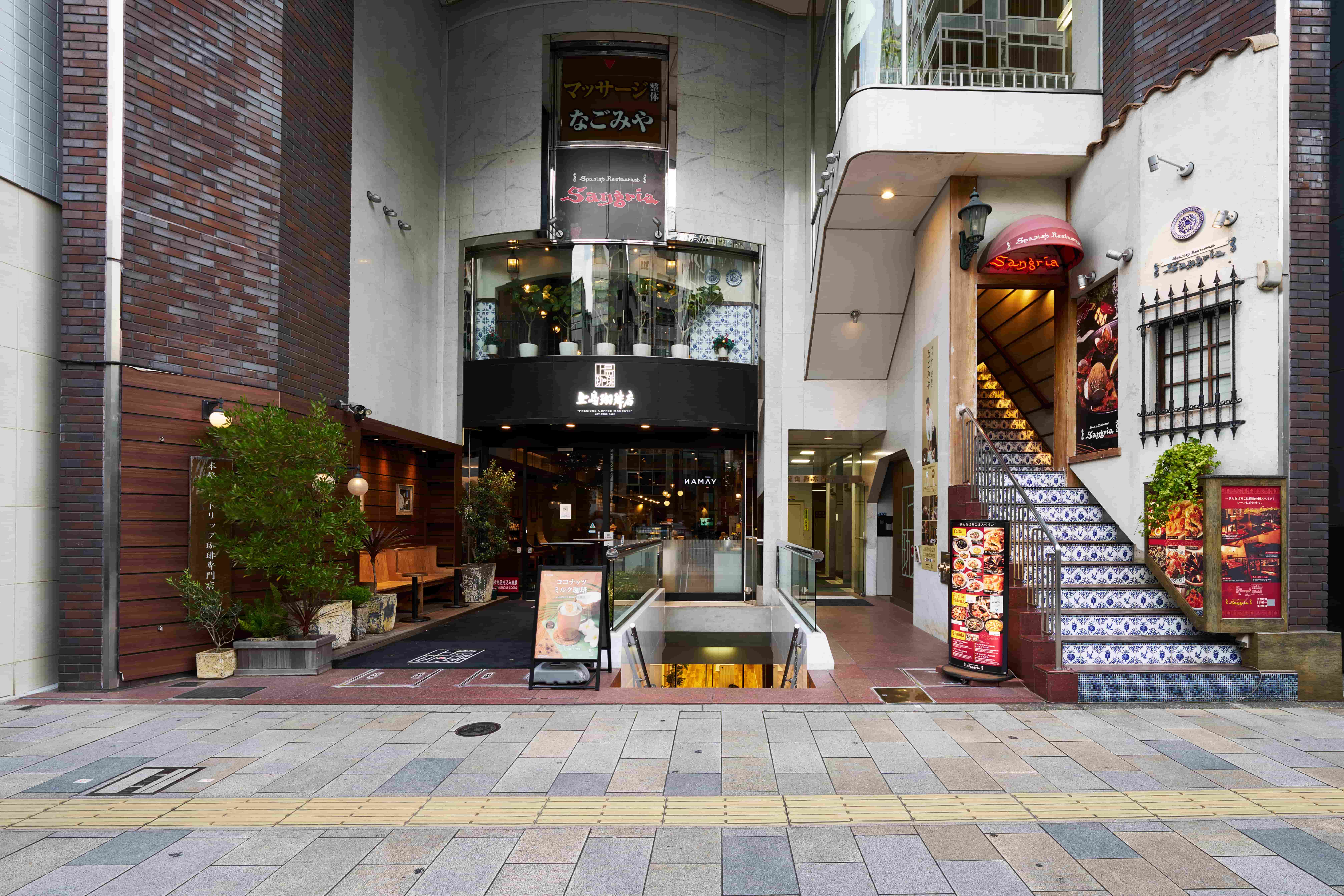 【建物外観(階段を降りると当スペースがございます)】 - グレイドパーク表参道(旧:Glade Park 表参道)の写真