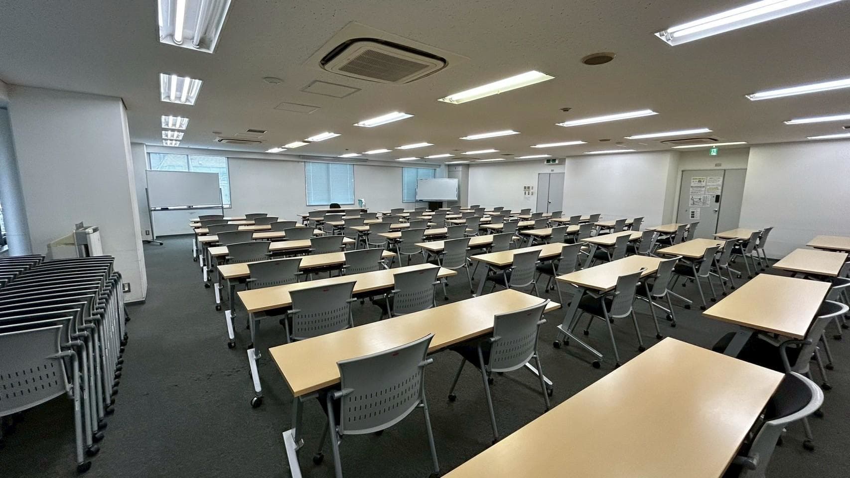 【ホワイトボード、演台、OAタップ、Wi-Fiは無料でご利用可能です!】