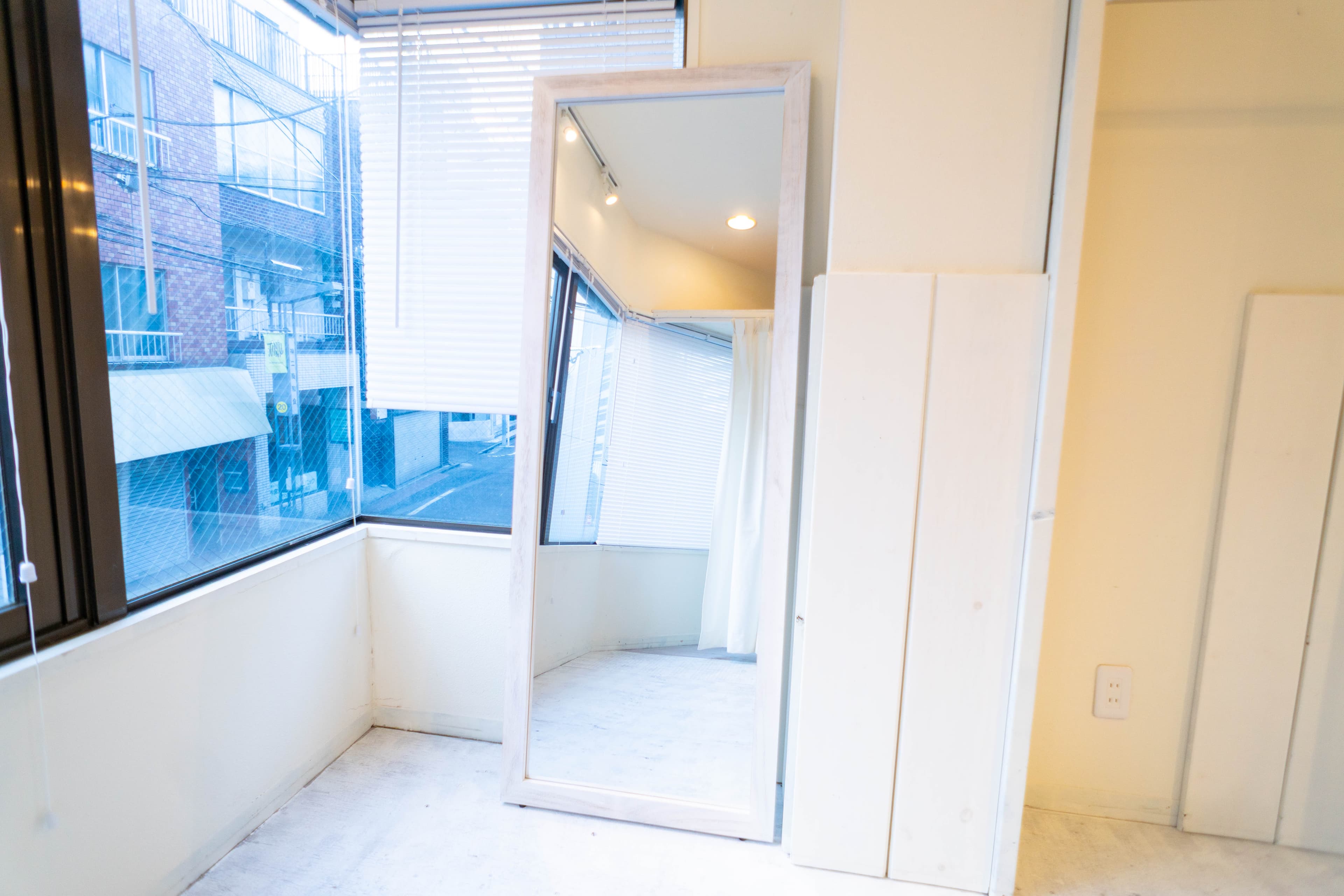 フィッティングルーム前に大きな姿見