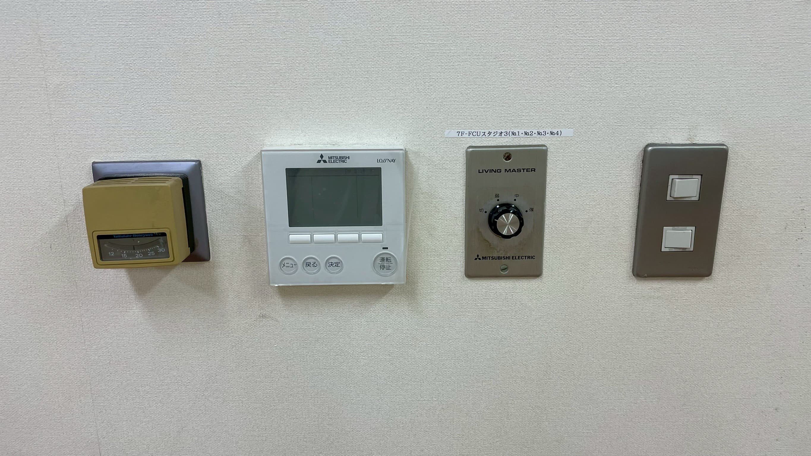 【電気と空調のスイッチも中にございます】