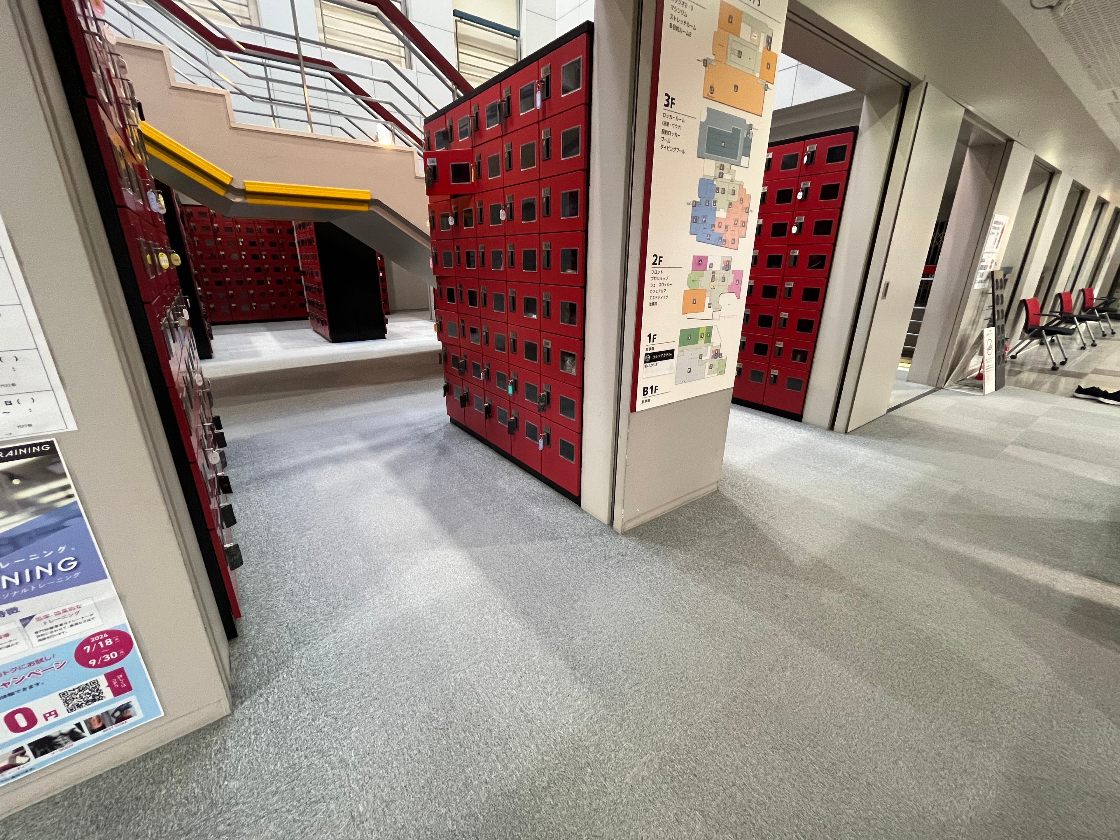 【こちらで靴を脱いで下駄箱に入れてください】