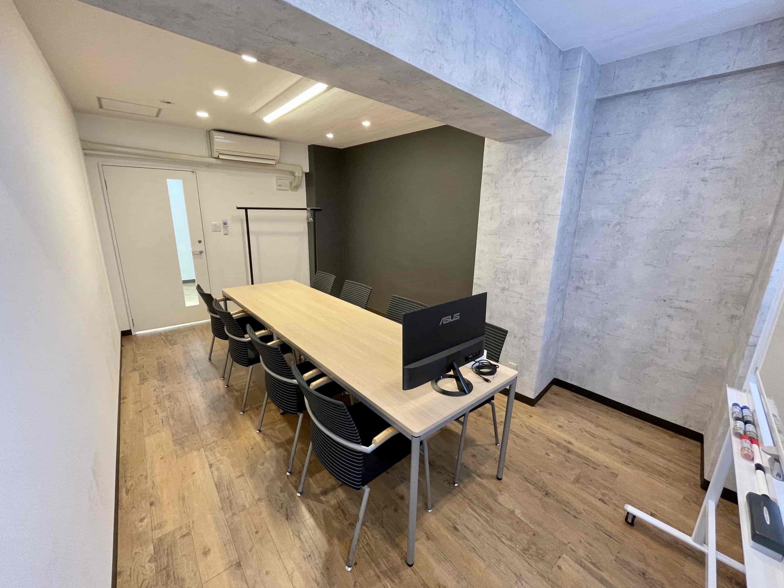 【ウッド調の床とダークグレーの壁がおしゃれな雰囲気】