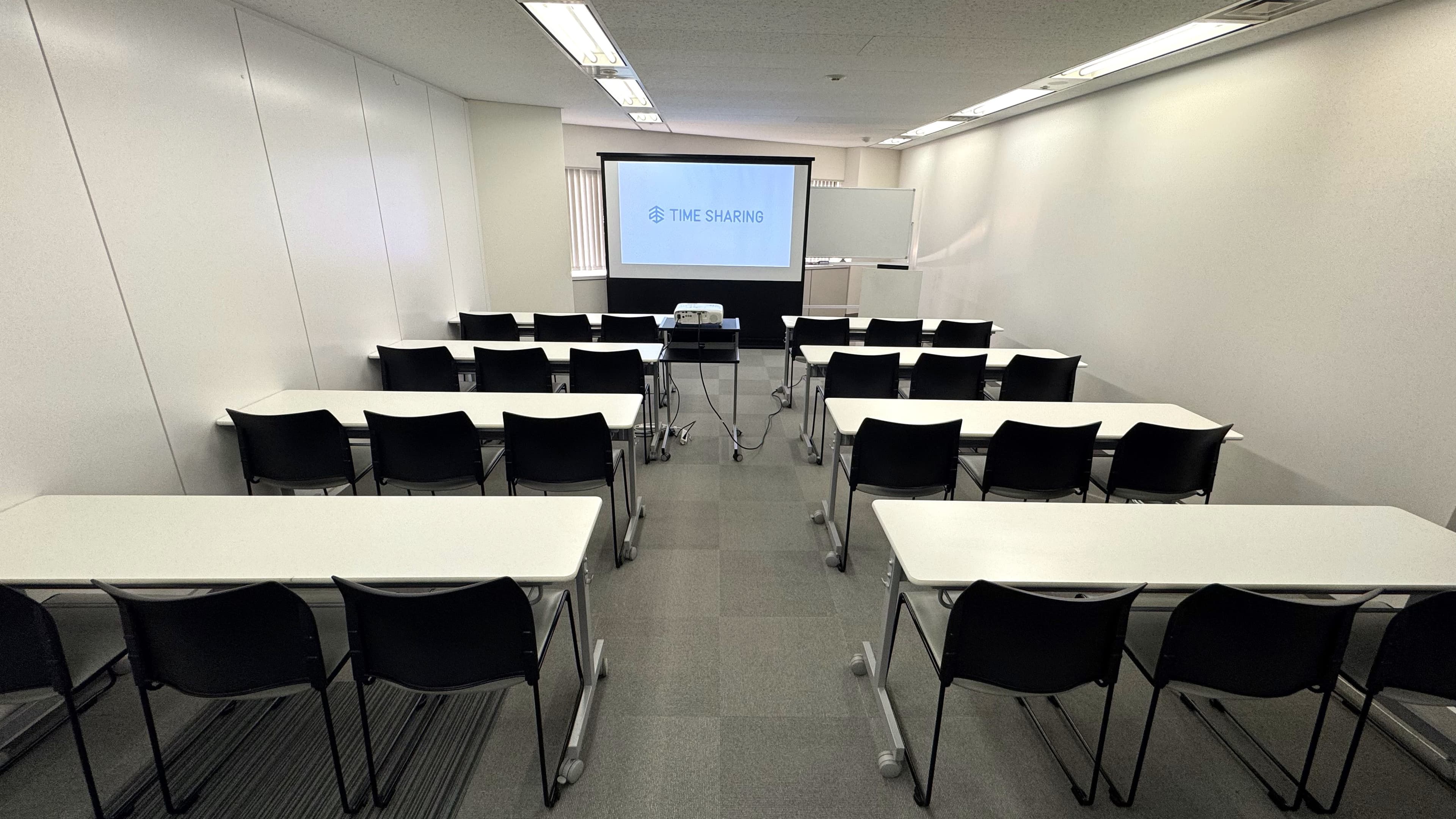 【会議室内の備品は無料でご利用いただけます】