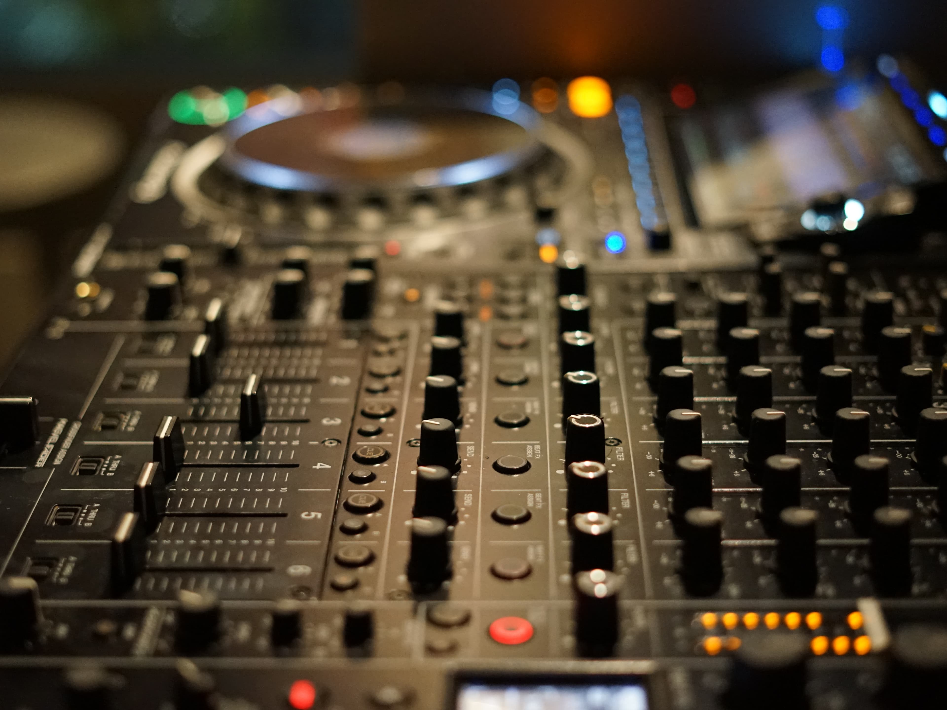 DJ