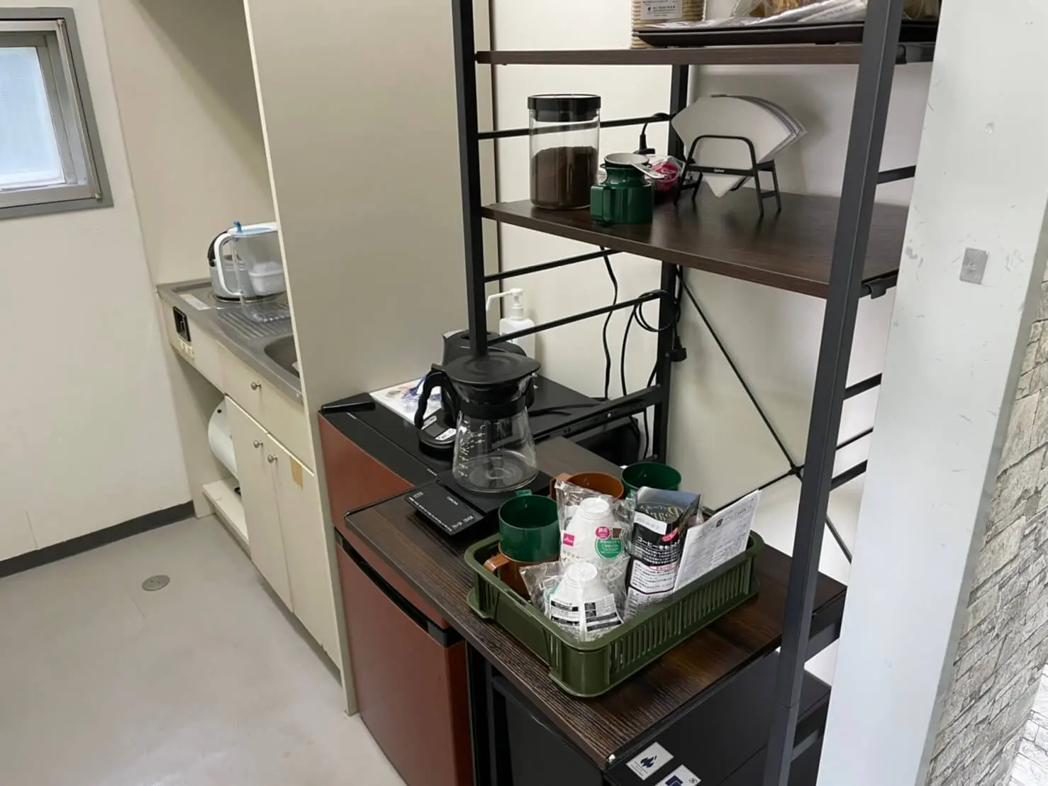 5名個室内に共同キッチンがあります。 共同キッチンにある物は、自由にお使いください。