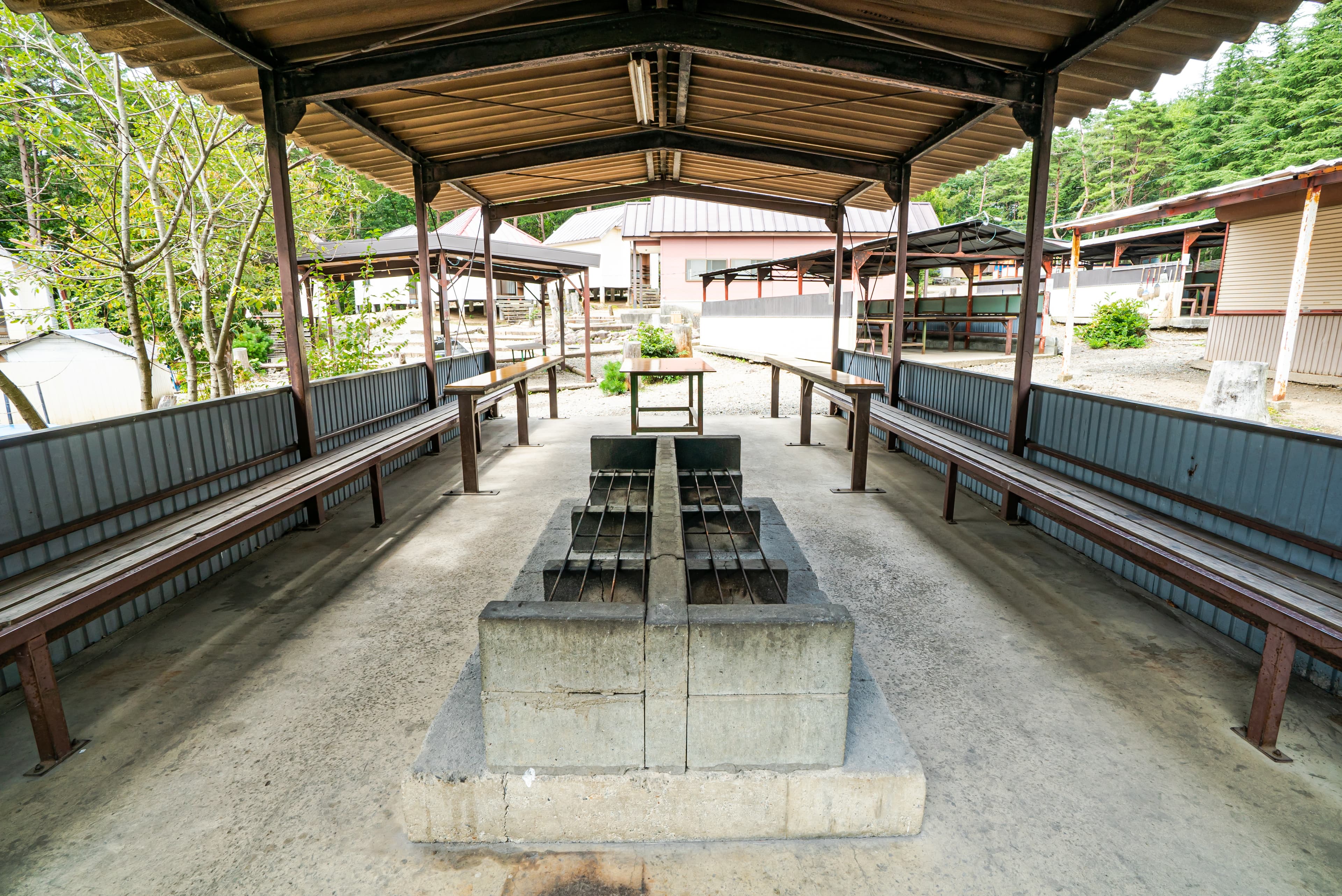屋根付きのかまどがある炊事場