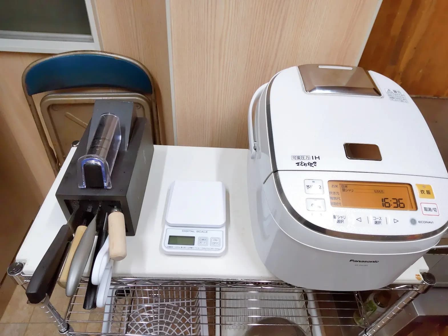 炊飯器、電気ケトル、計量器、包丁です。