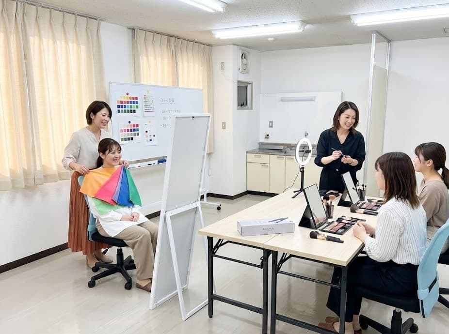 ニ面採光で明るい室内です(カーテンを閉めてプロジェクターも利用できます。)