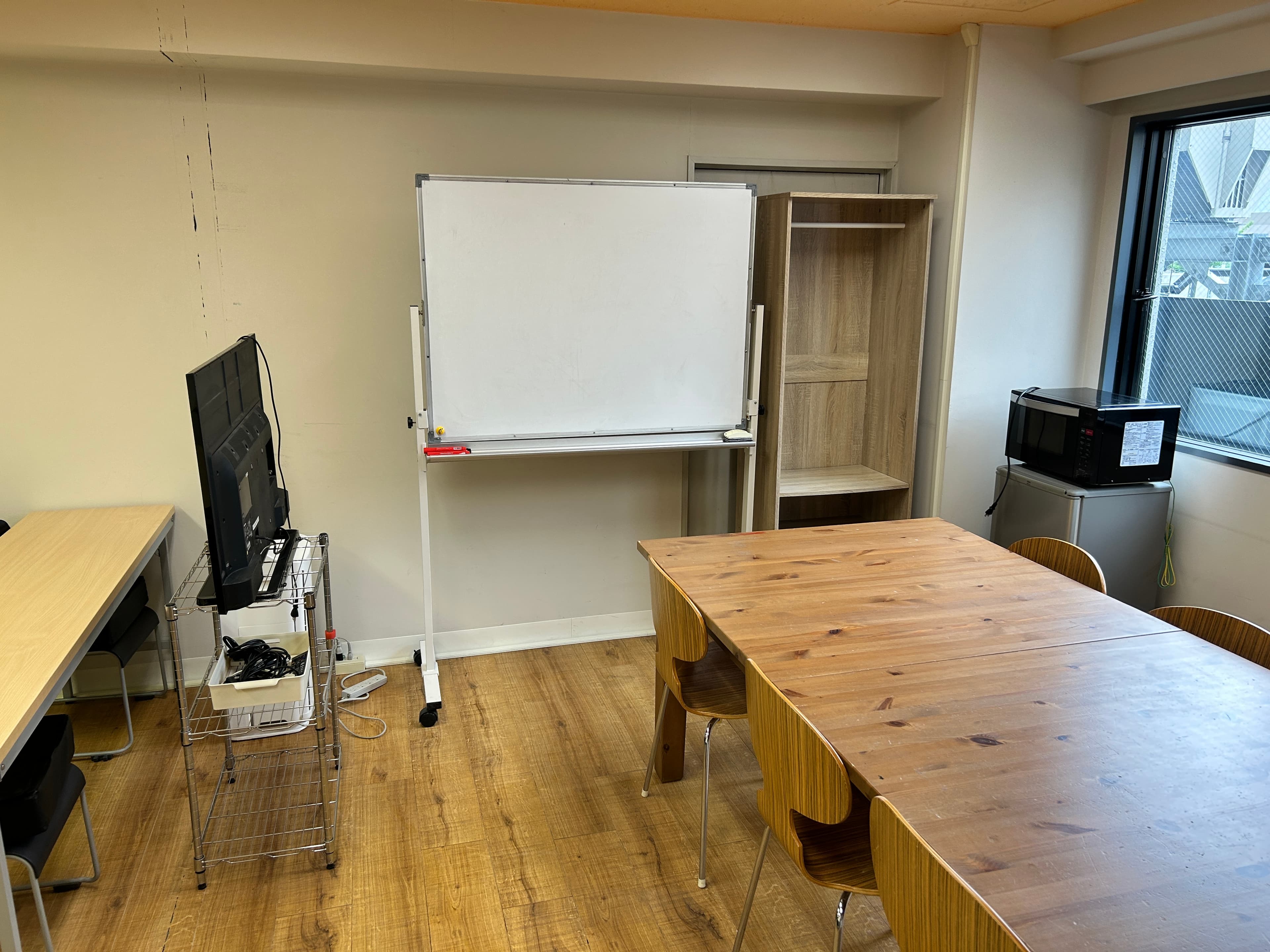 6人座れる200cmの大テーブルも室内にあります