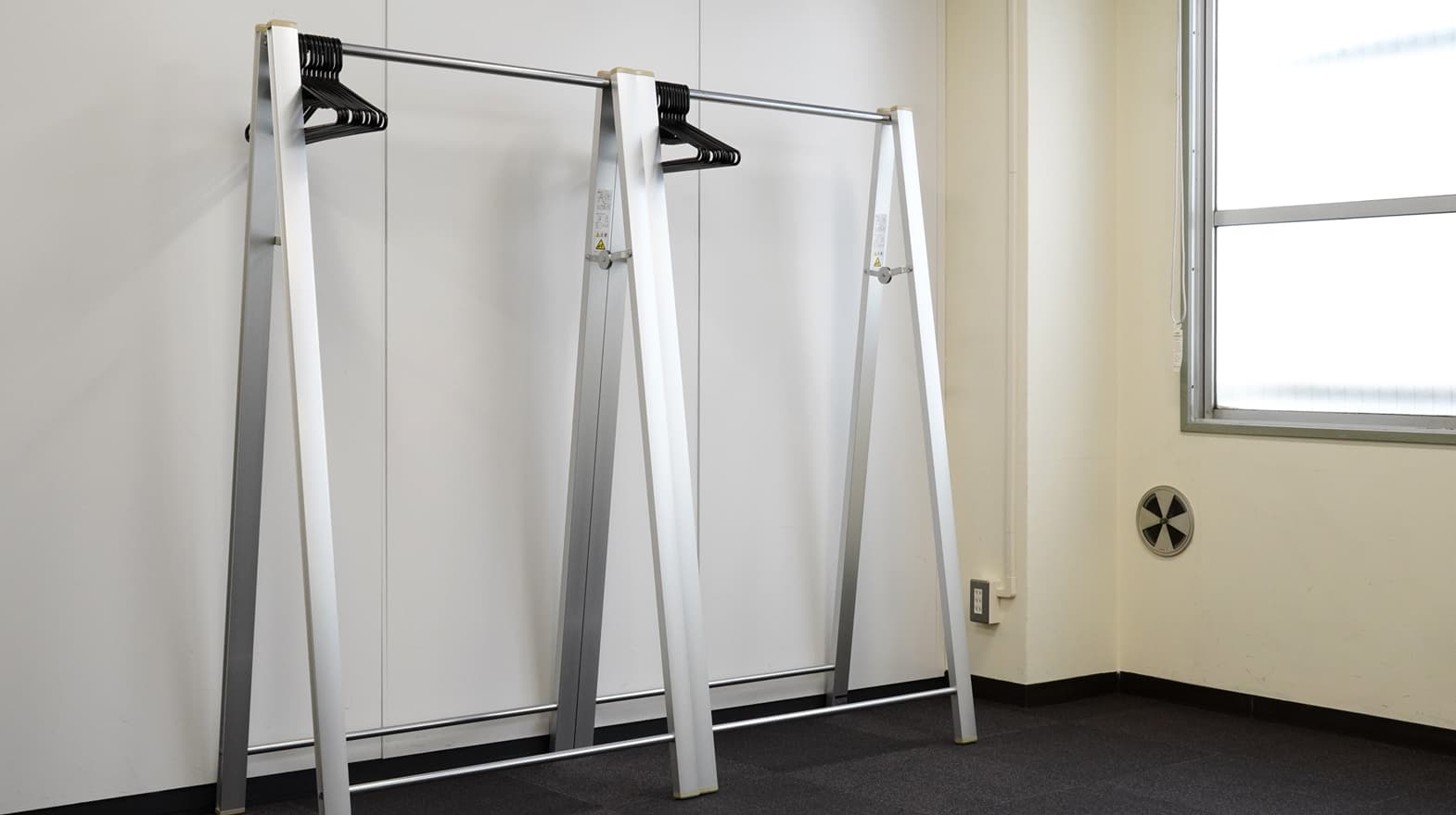 ハンガーラックを2台ご用意しております。(1台分 幅約900mm)