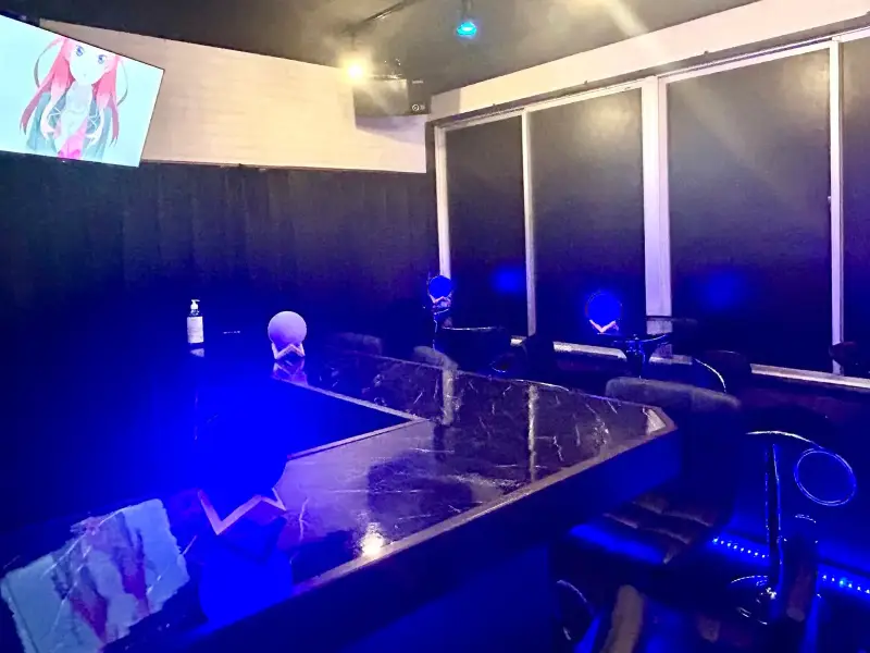 大型モニター3個♪ カウンターの中もかなり広めです♪