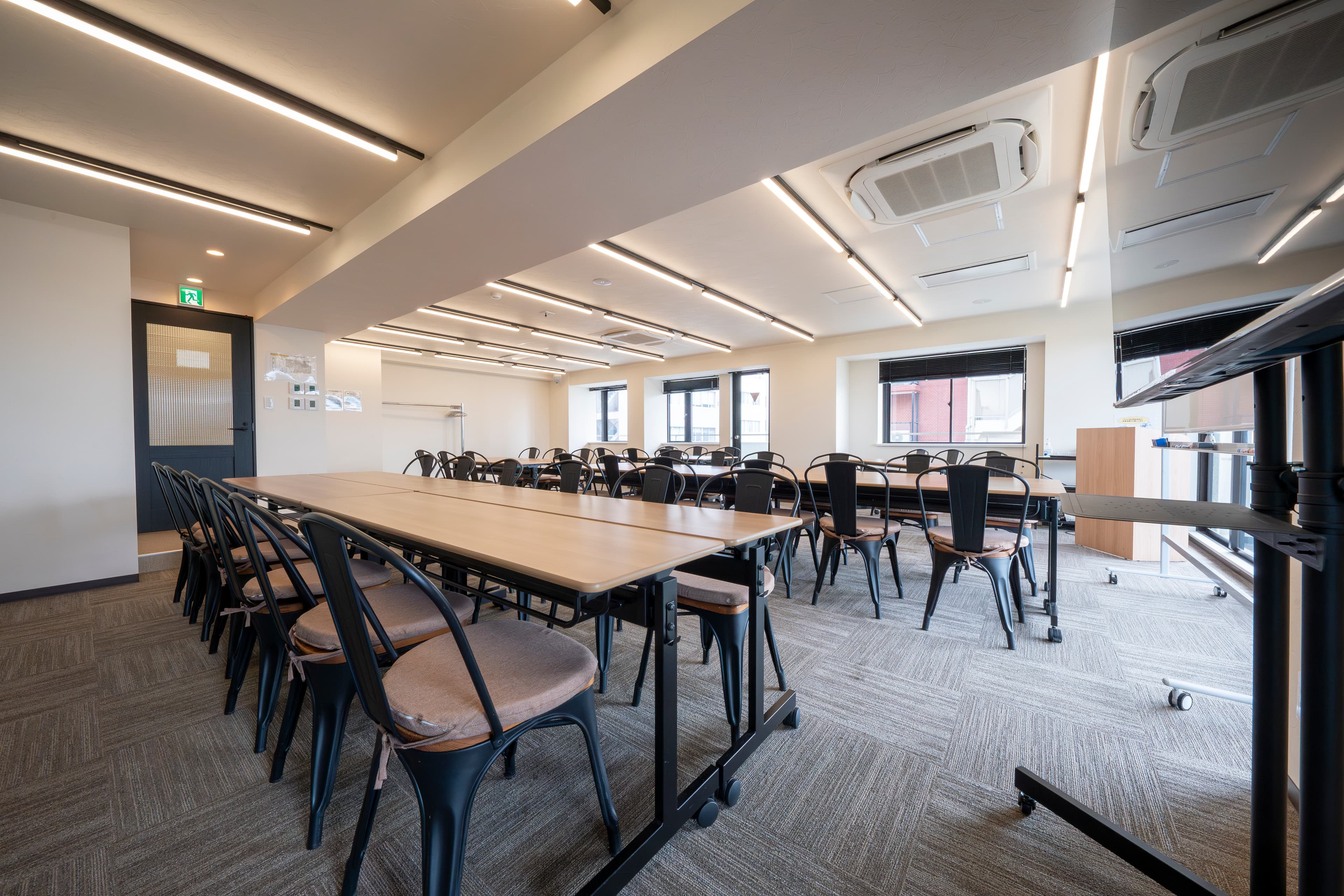 【レイアウト例:島型形式 ※レイアウト変更はお客様自身で行っていただきます】