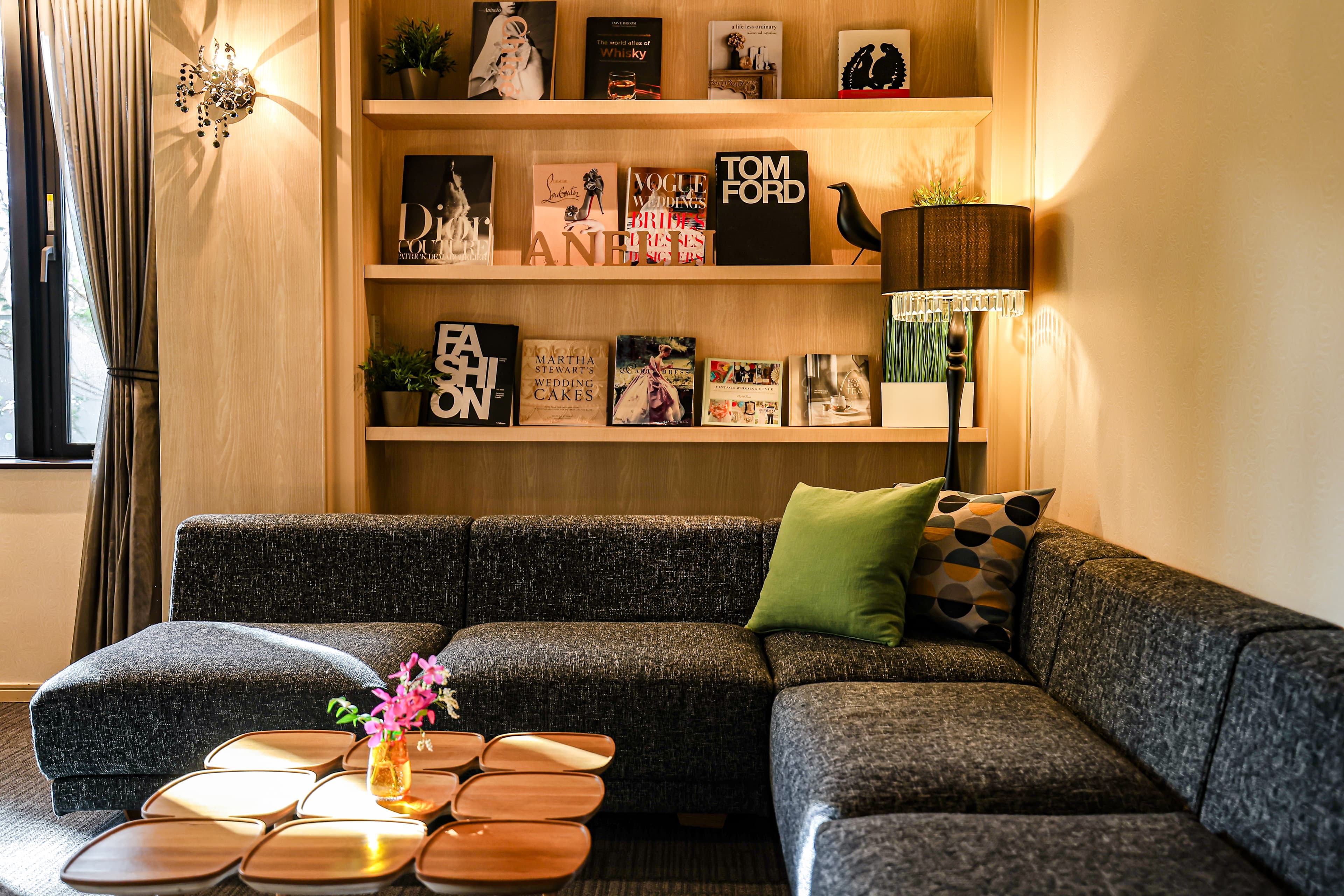 リラックスした雰囲気のソファラウンジ|ブレストや少人数打合せにも最適