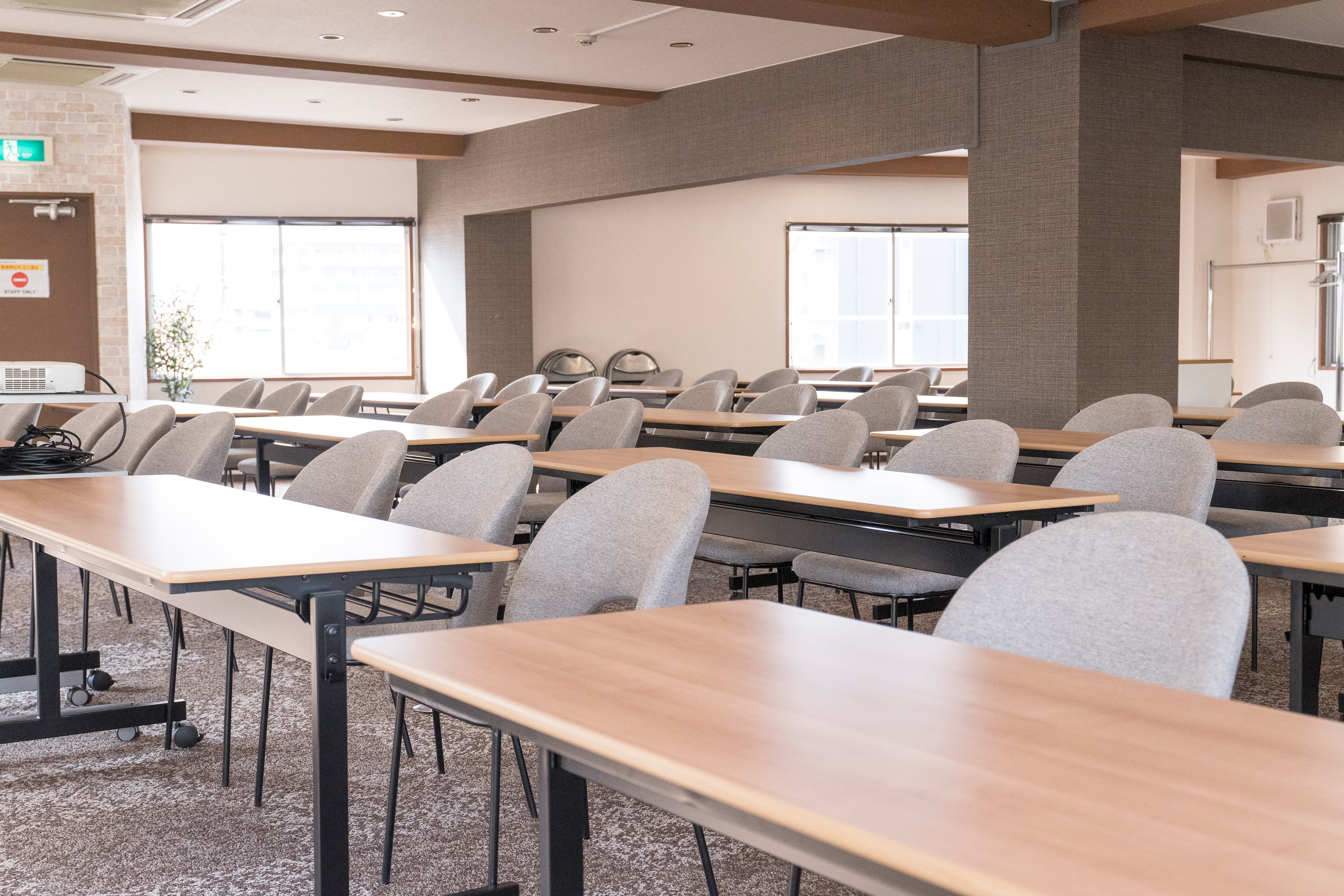 【スクール形式で54名着席可能です!】