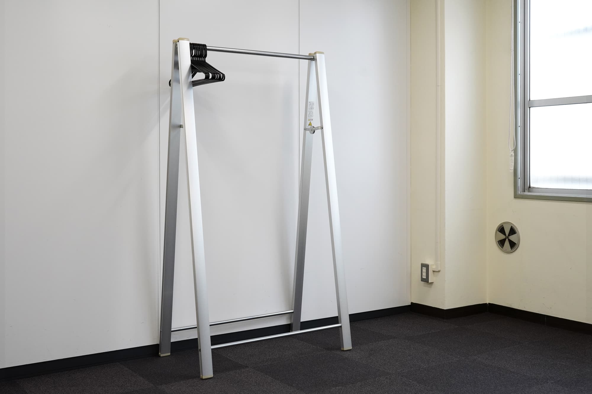 ハンガーラックを1台ご用意しております。(幅約900mm)