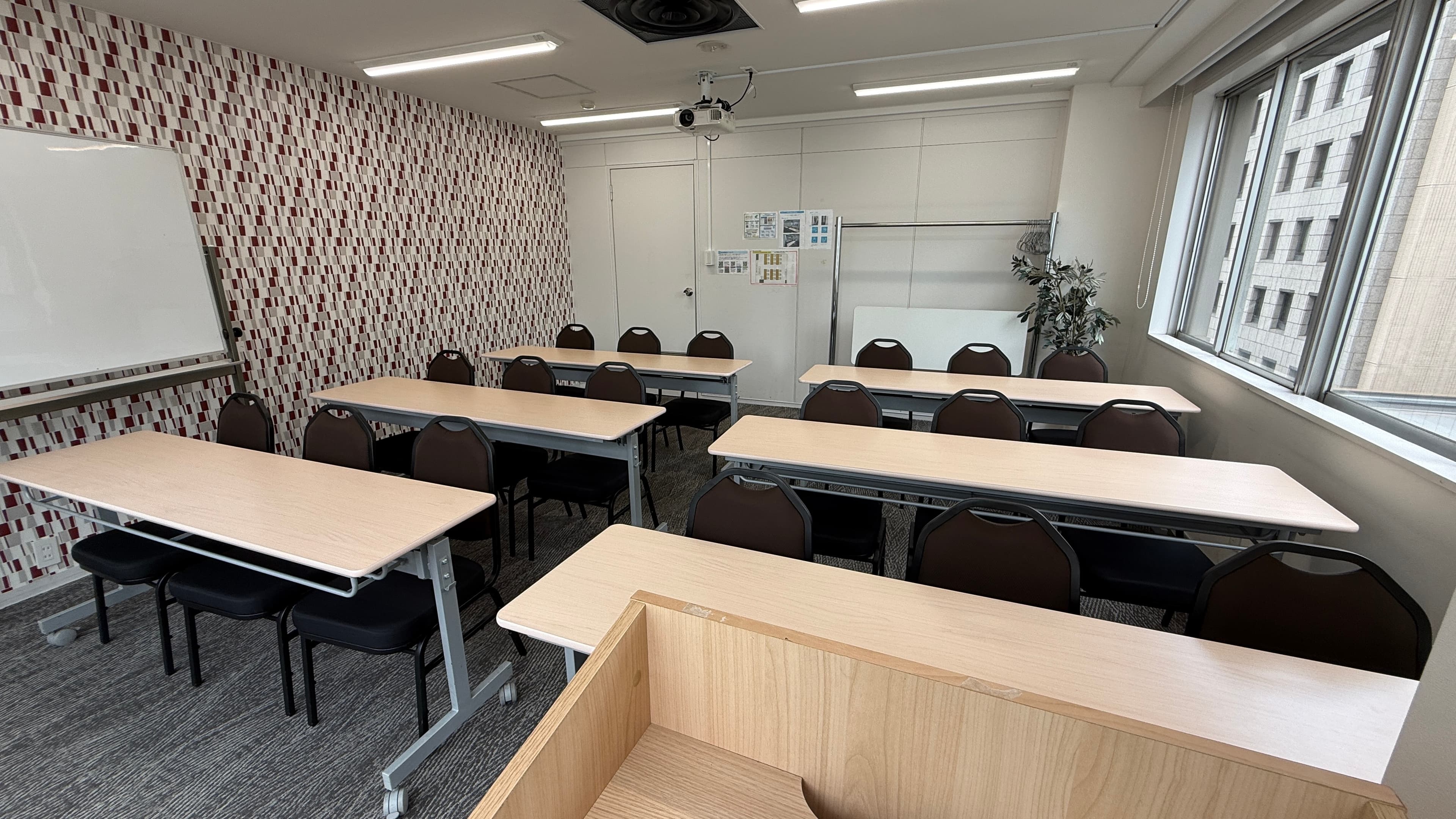 ロールカーテンを開ければ自然光が差し込みます - TIME SHARING 新宿6Dの写真