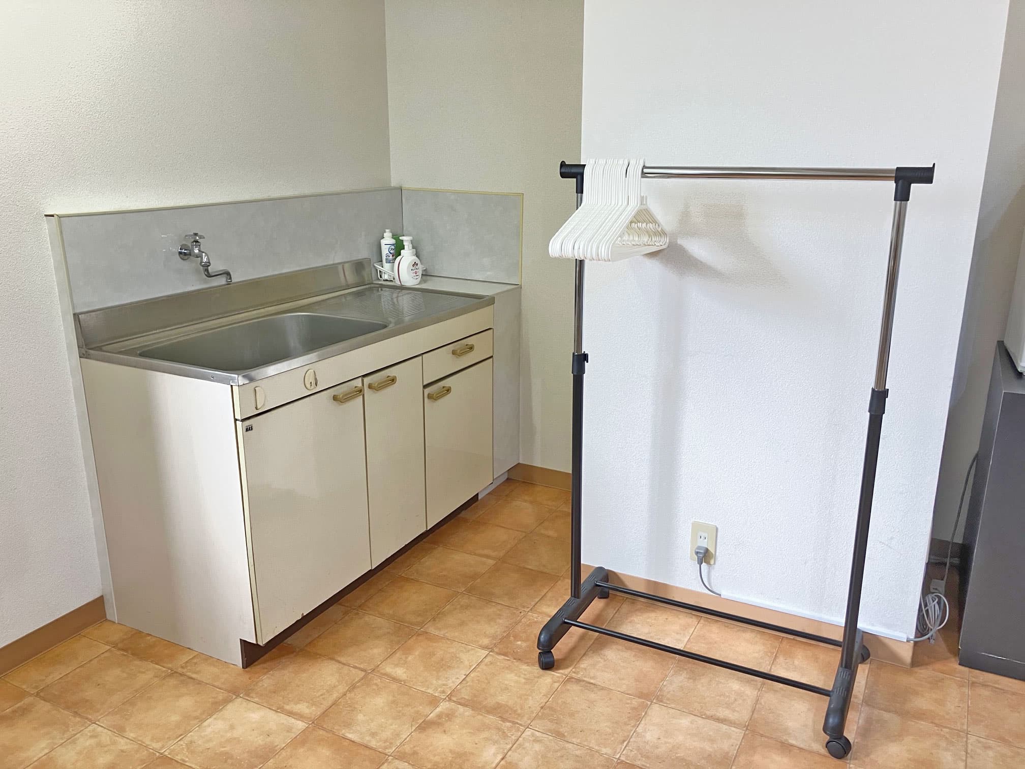 簡易キッチンがございますのでお茶出し等が可能です。