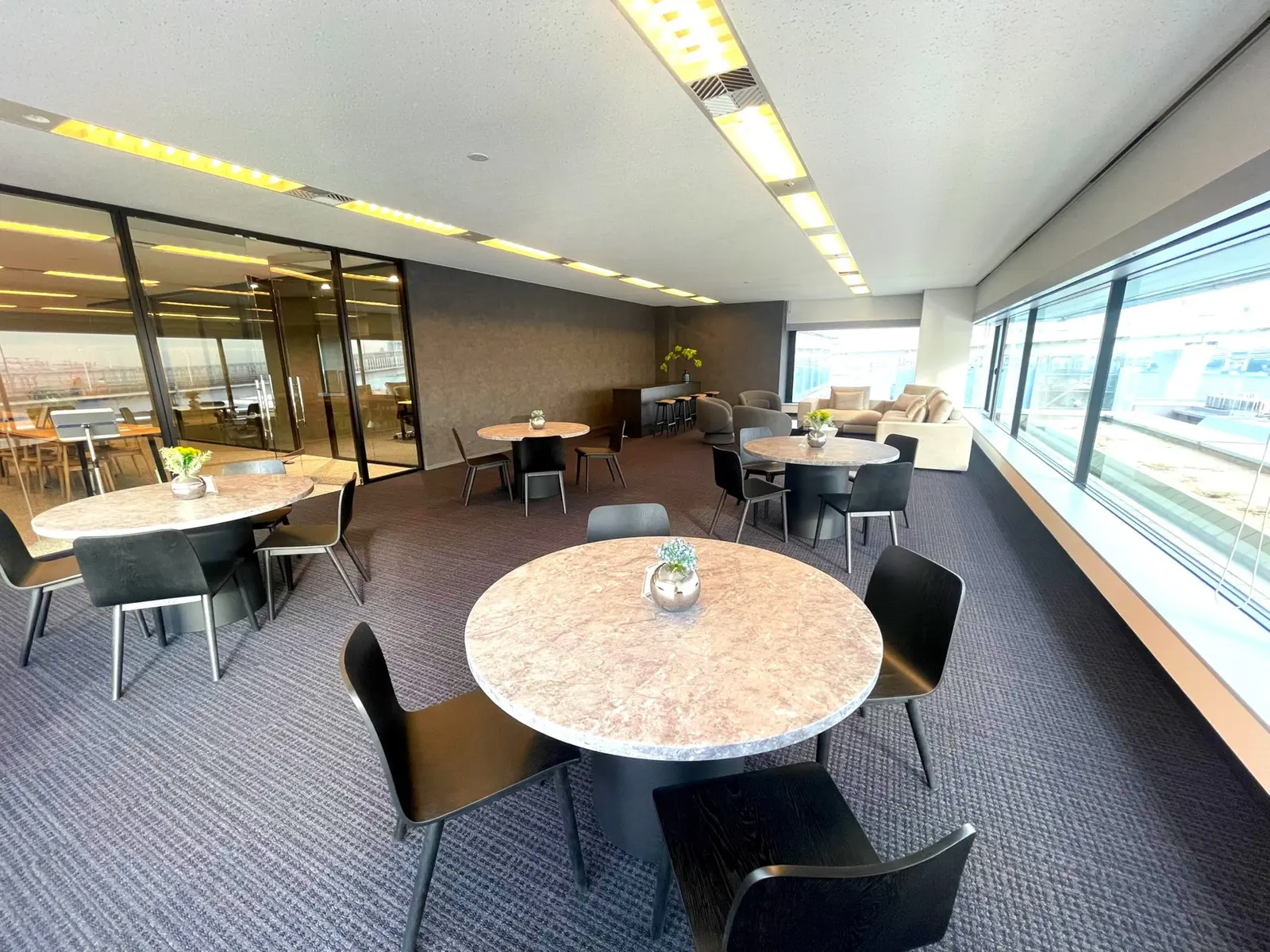 4名掛けのテーブル4卓とソファー席完備