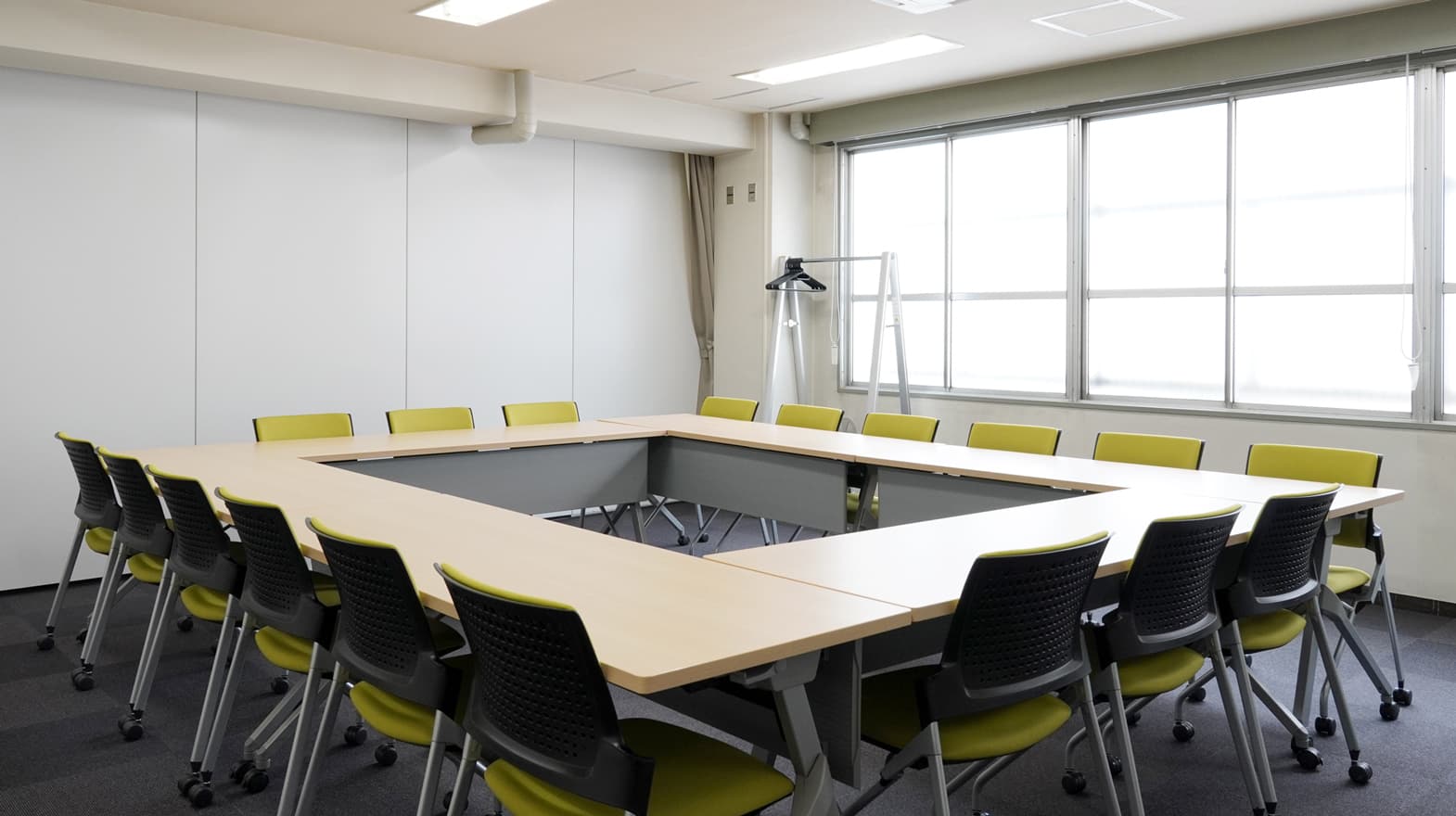 ロの字形式 18名着席可能。