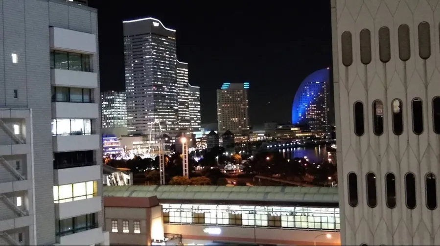 最上階のベランダから見えるみなとみらいの景色。-桜木町駅1分の貸会議室 クリエィティブを育むワークスペースの室内の写真