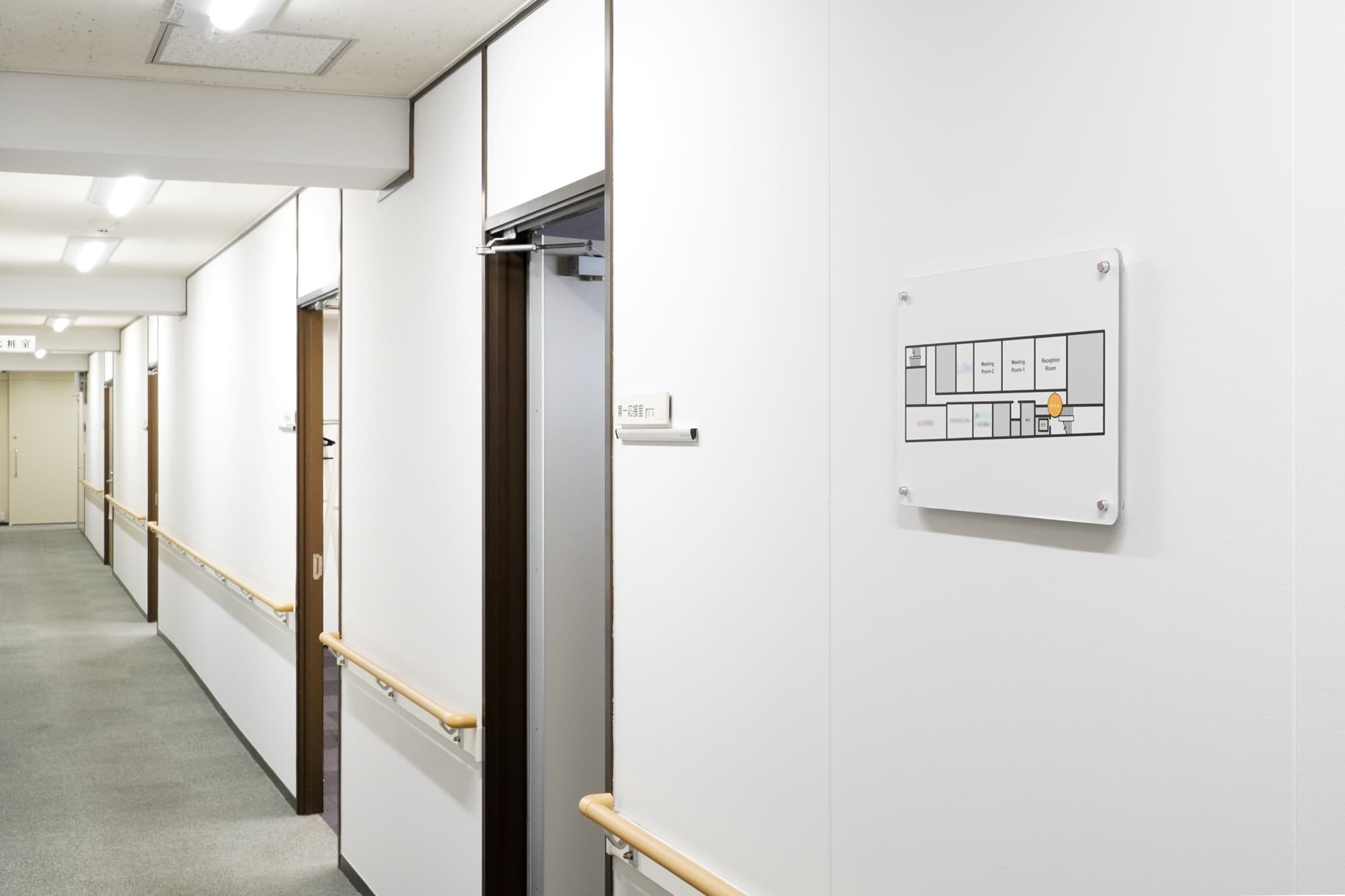 エレベーターを上がると3階廊下に出ます。第二会議室の入り口からお入りください。