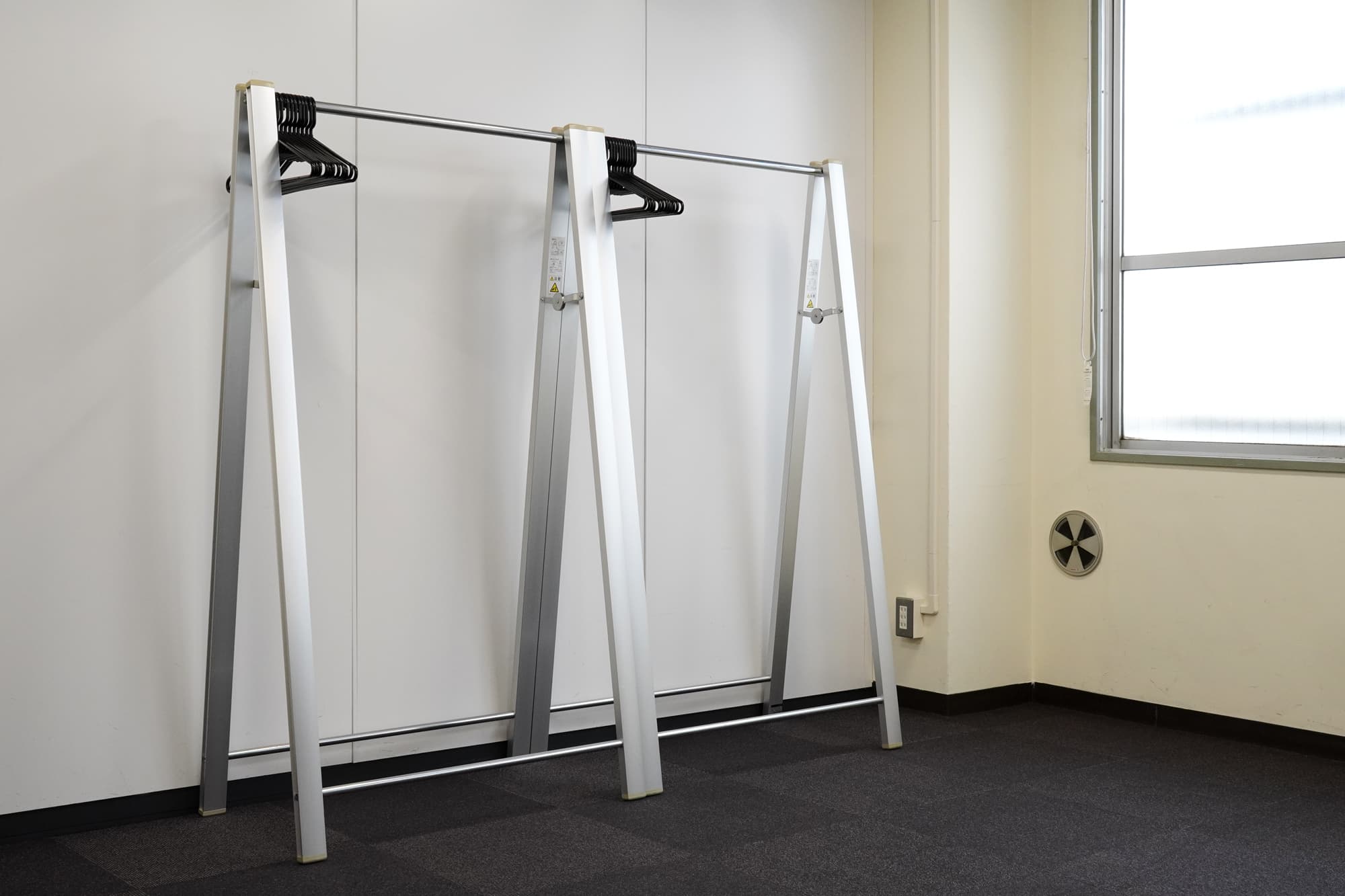 ハンガーラックを2台ご用意しております。(1台分 幅約900mm)