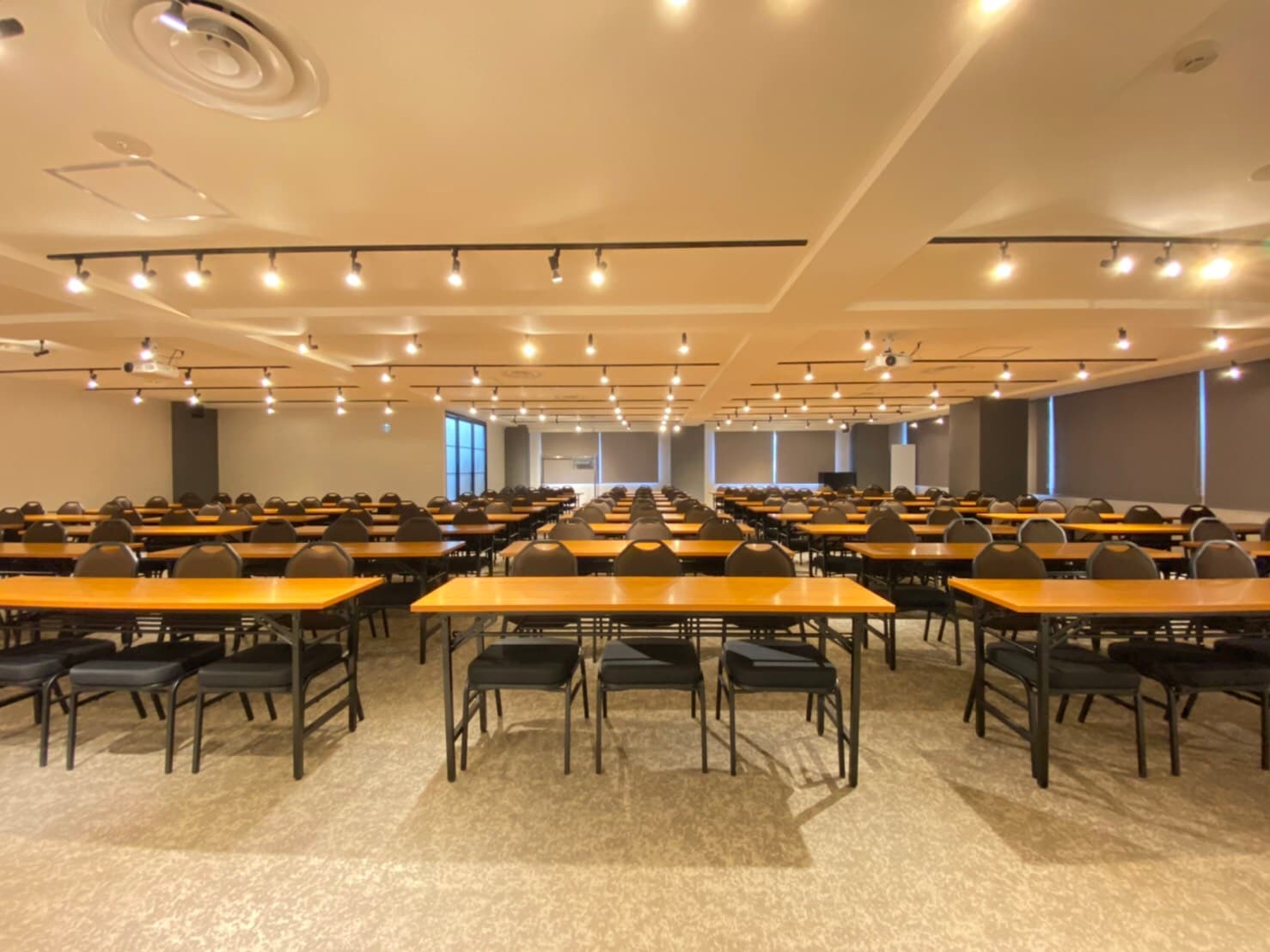 スクール形式144名着席可能 - TIME SHARING 新宿4Aの写真