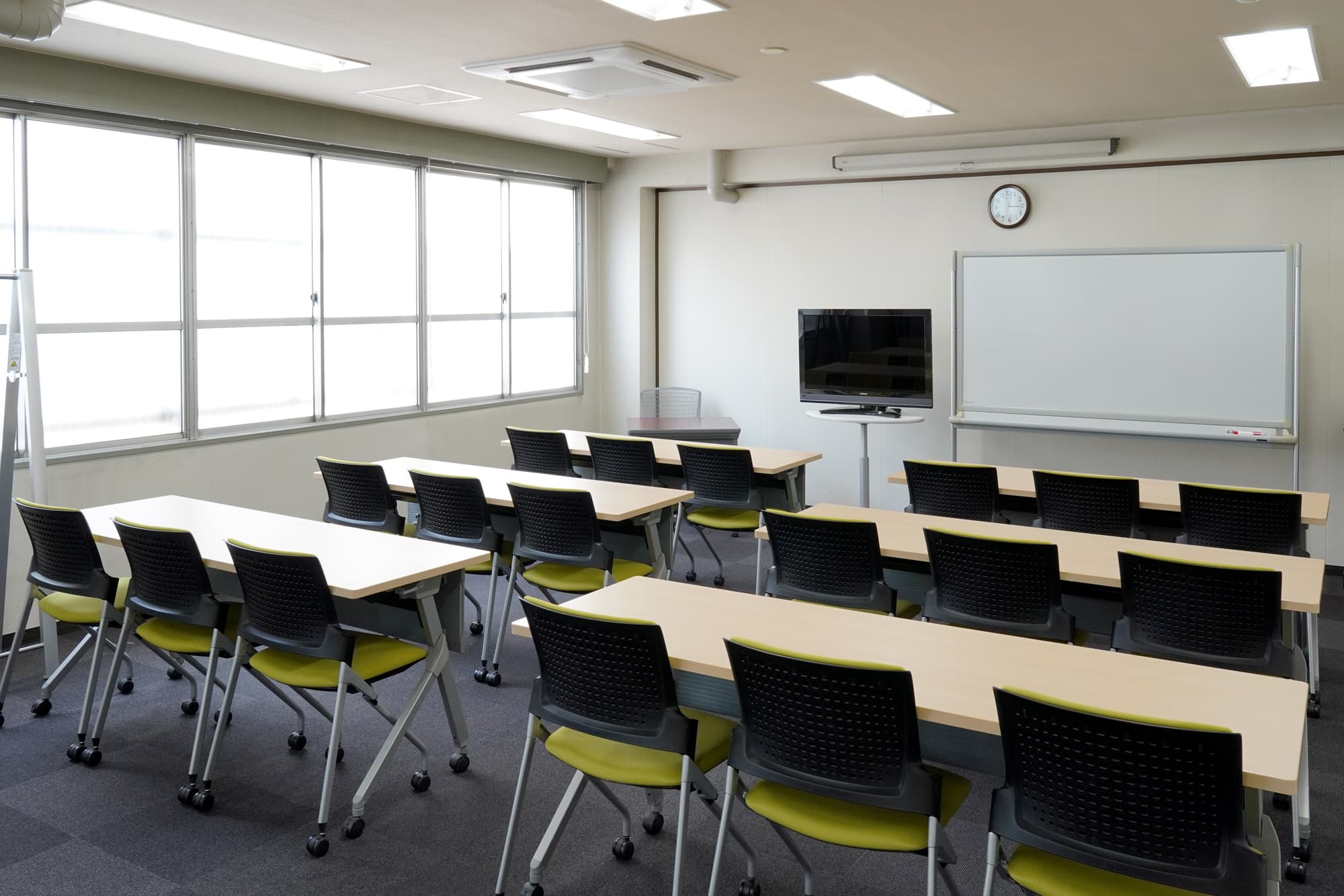 全面に広がる窓からの光で明るく開放的な会議室。セミナーや会議などにぴったりな会場です。※スクール形式 18名着席可能。