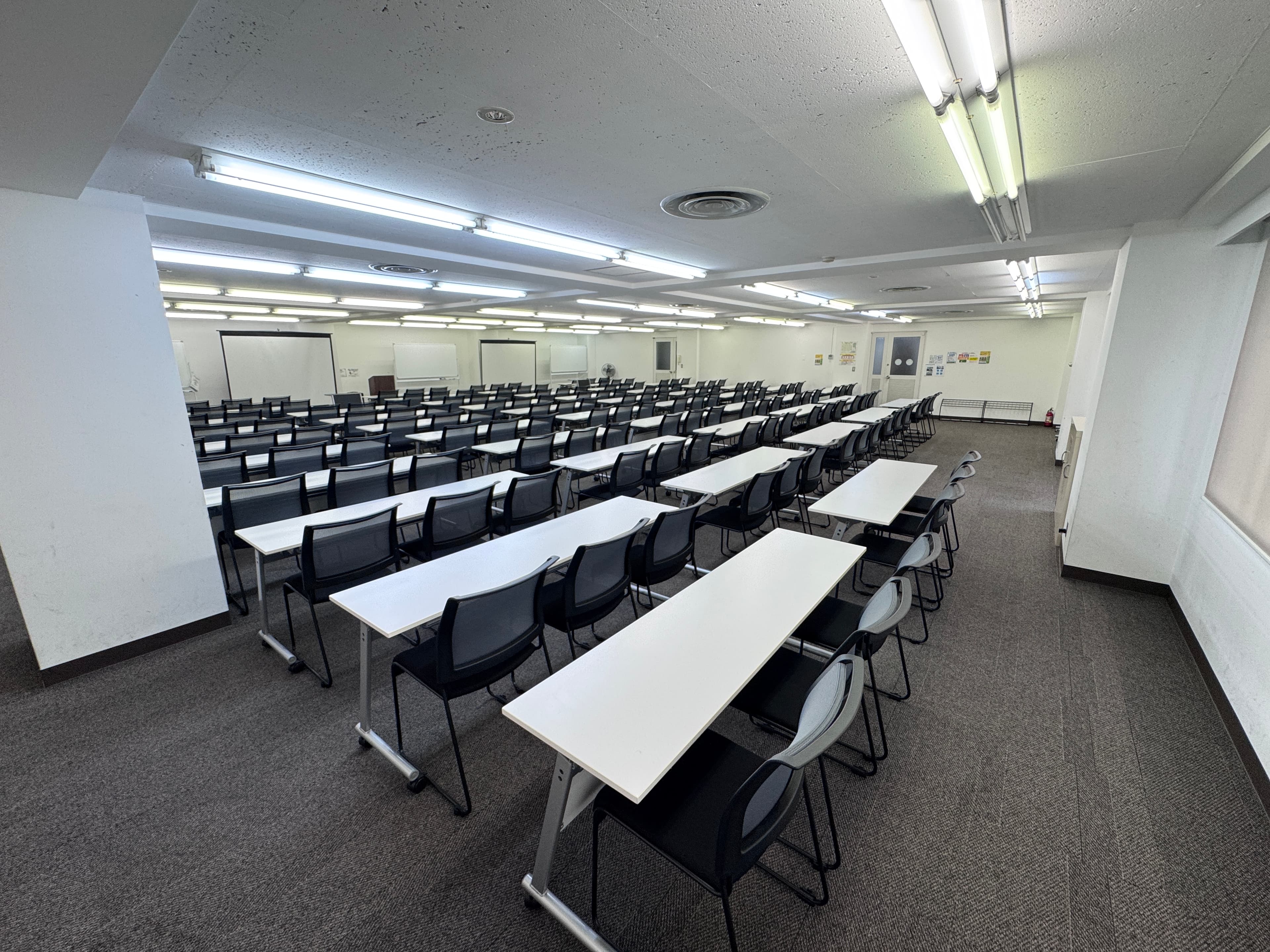 【机と机の間隔は充分あるので、大人数でも狭く感じにくいです】 - TIME SHARING 新宿7Aの写真