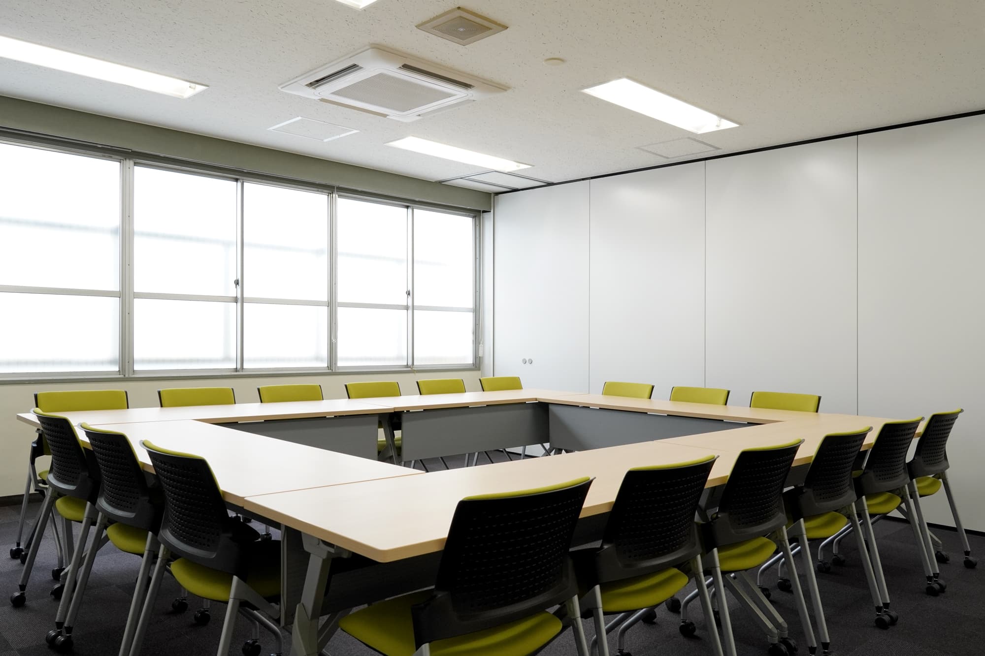 四谷三丁目駅徒歩2分と駅近&リーズナブルな会議室です。※ロの字形式 18名着席可能。