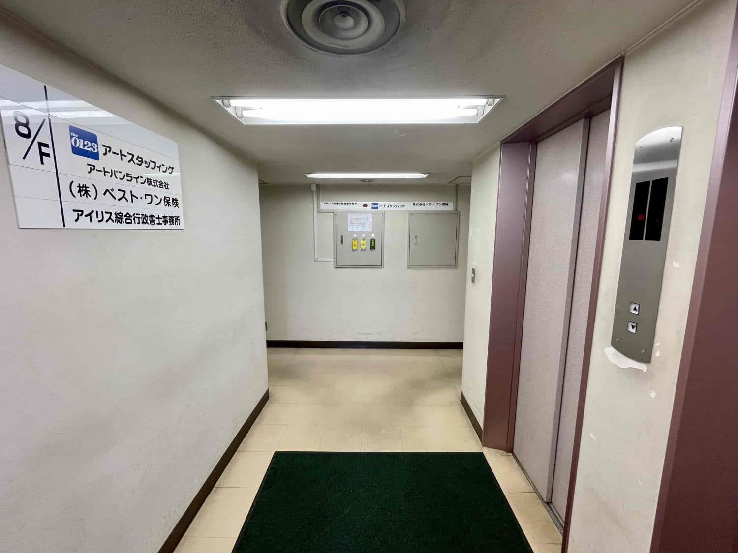 【エレベーターを降りたら右手側に進みます】 - TIME SHARING 新宿8Aの写真
