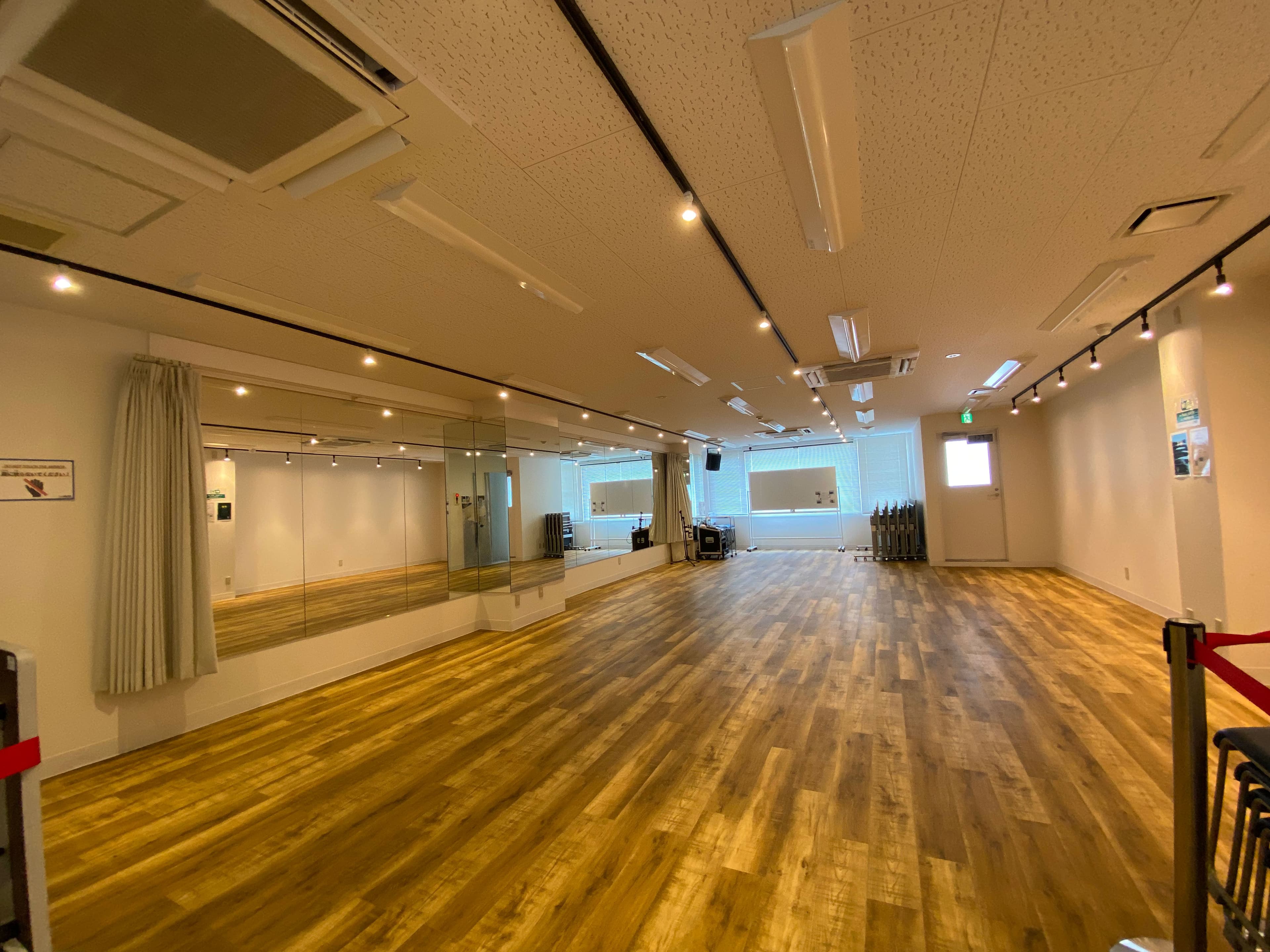 フローリング+鏡のお部屋です