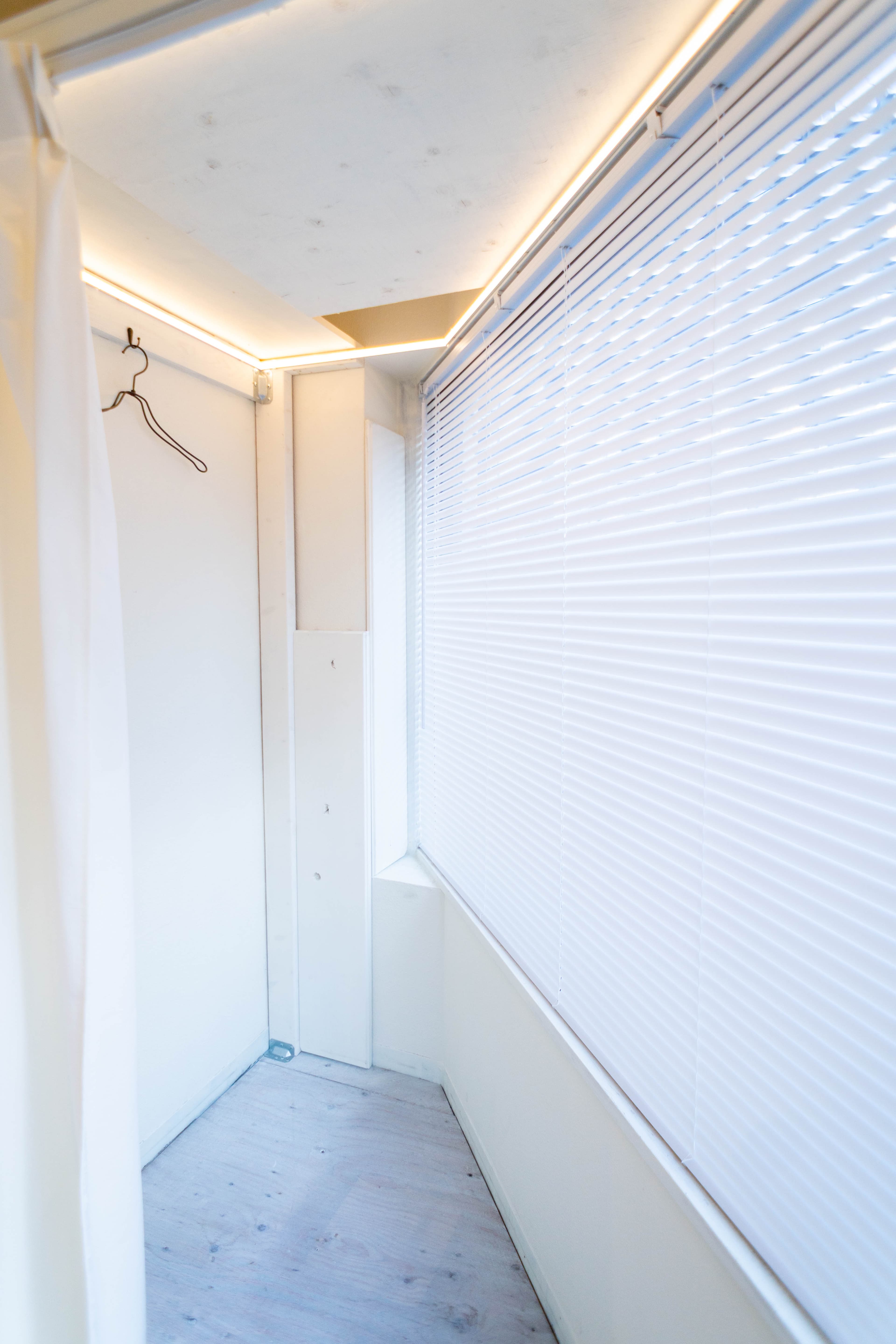 カーテン付き・LED 間接照明で雰囲気◎。