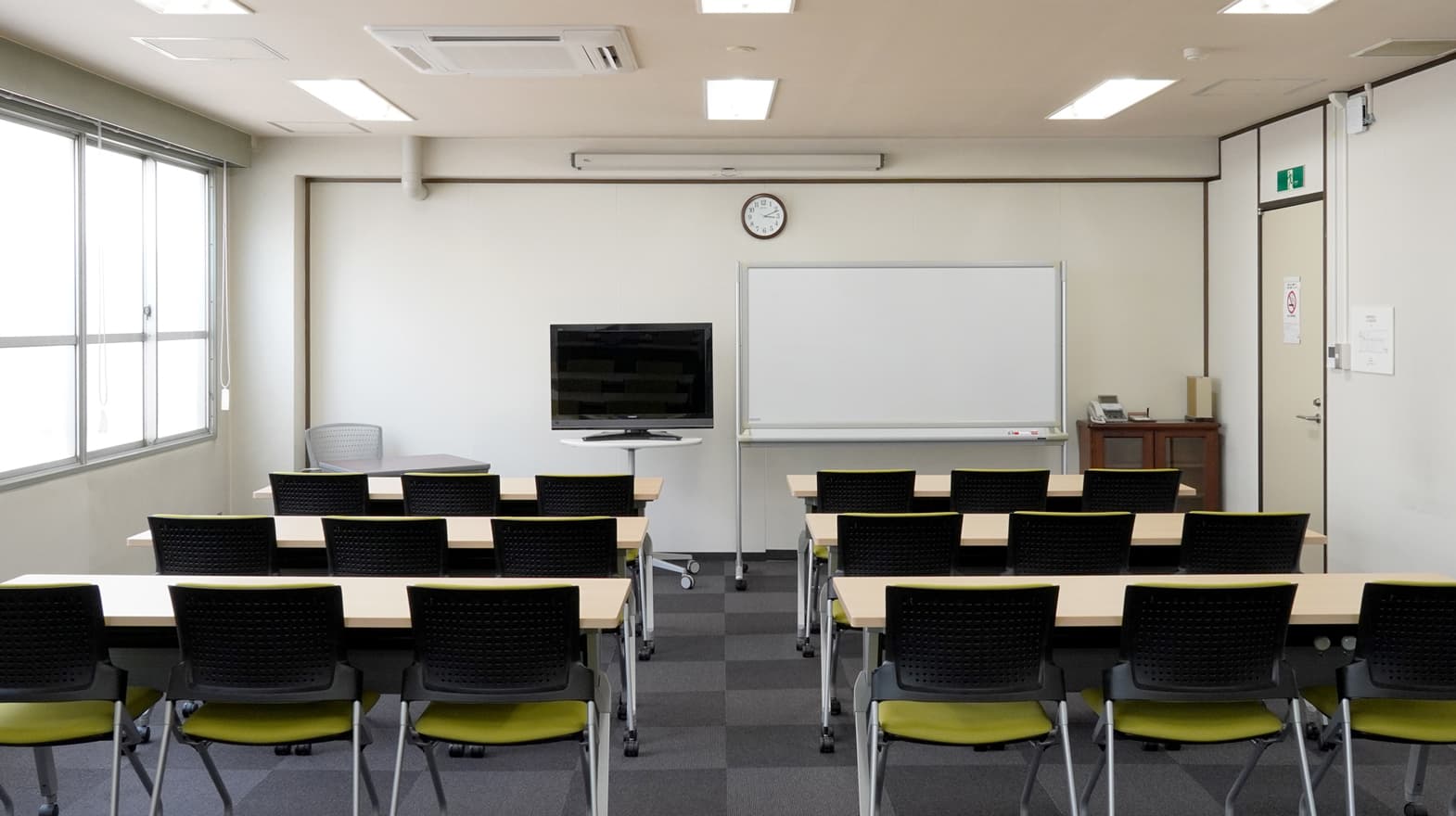 モニターやホワイドボード、またはプロジェクターが無料で使用できます。予約時にお申し付けください。※スクール形式 18名着席可能。