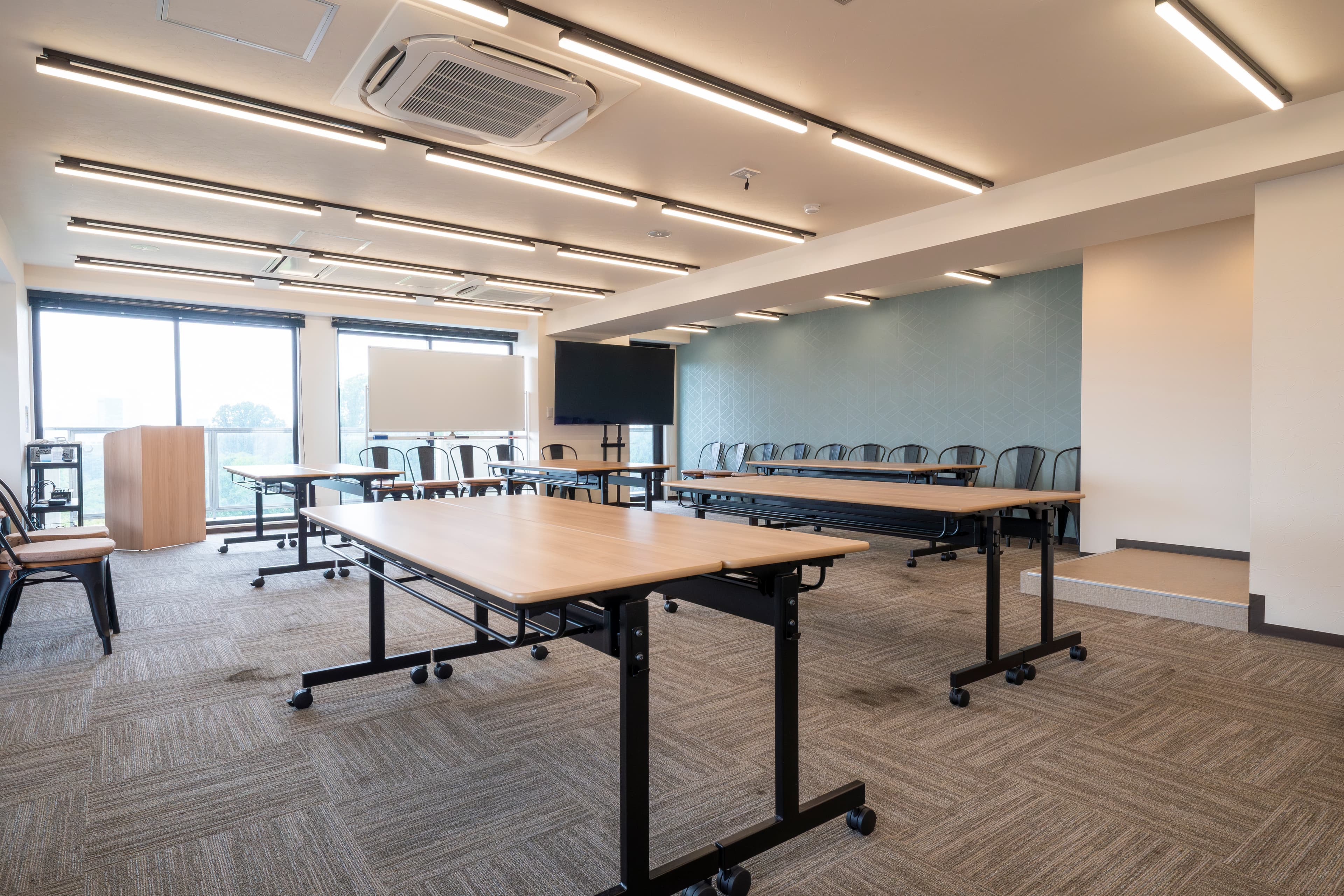 【レイアウト例:机のみ並べた島型形式 ※レイアウト変更はお客様自身で行っていただきます】