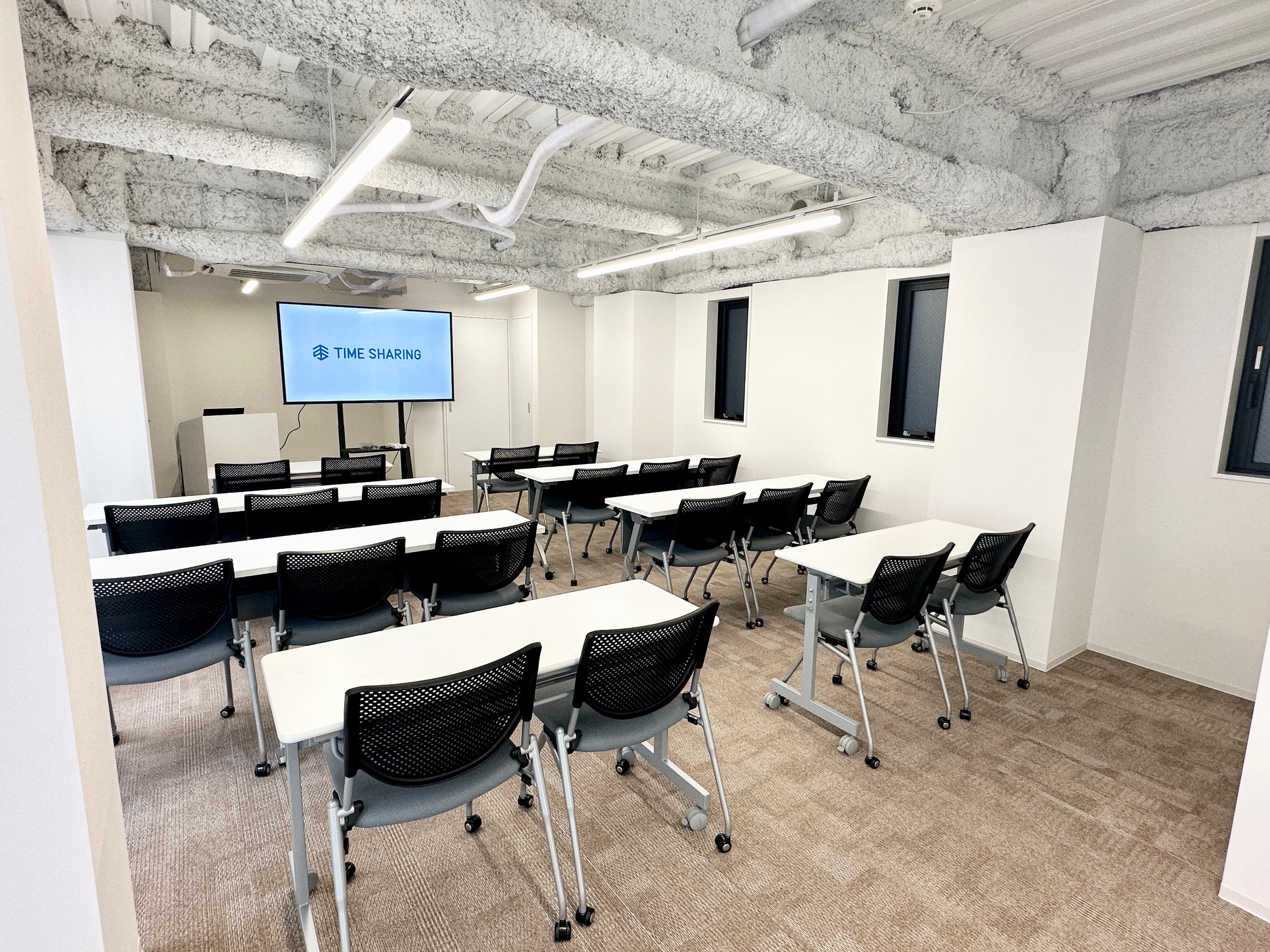 【テーブルと椅子は全てキャスター付きなので、島型レイアウトにしたり、畳んで端に寄せたり、簡単にレイアウト変更が出来ます!】