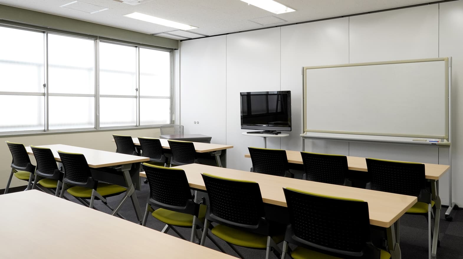 正方形34㎡の使いやすい会議室です。※スクール形式 18名着席可能。