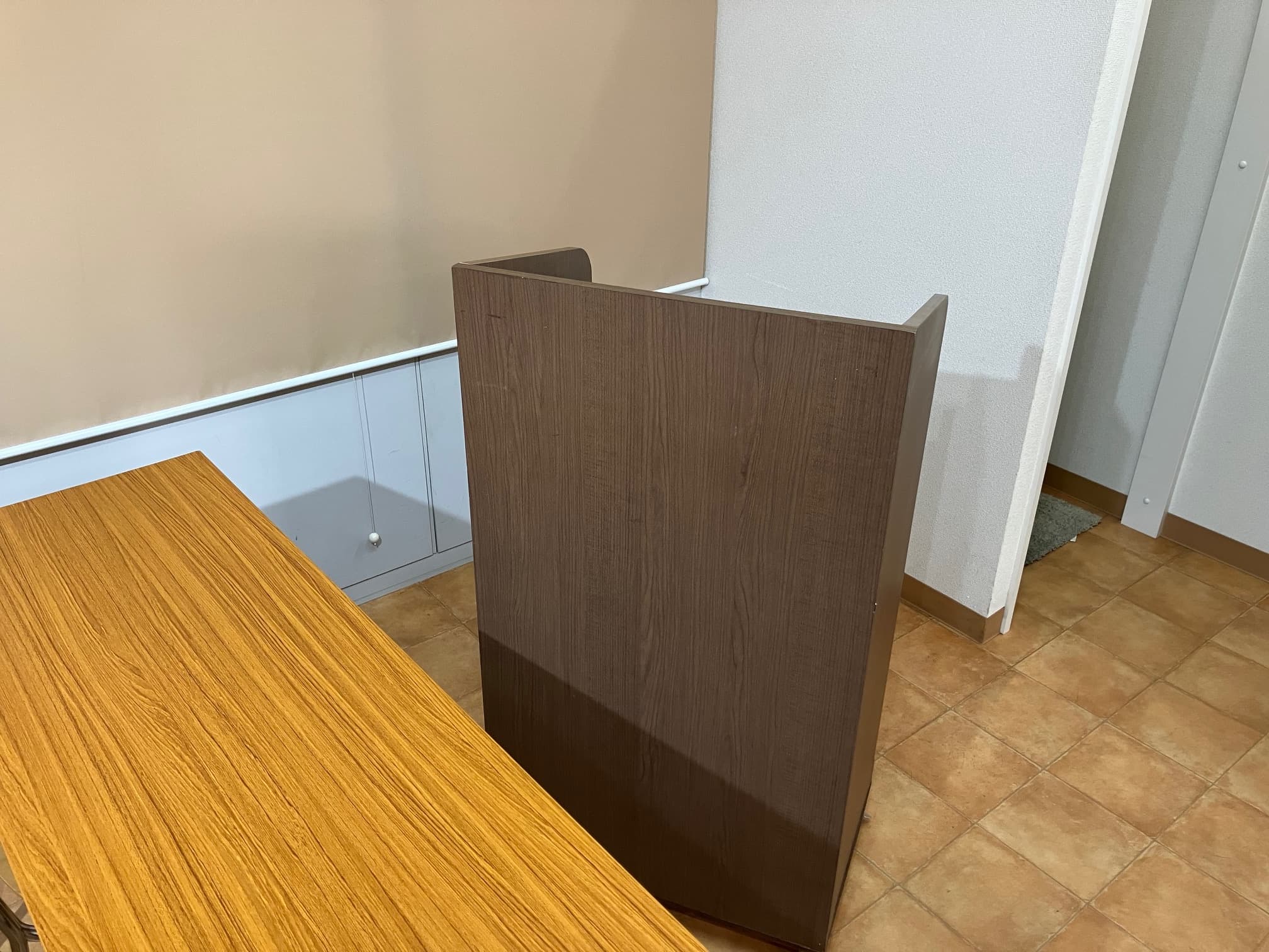 講演会、展示会などイベント会場のスピーチで使用する演台・司会台も無料で貸し出ししております。 パソコンや資料、荷物を置くのにとて