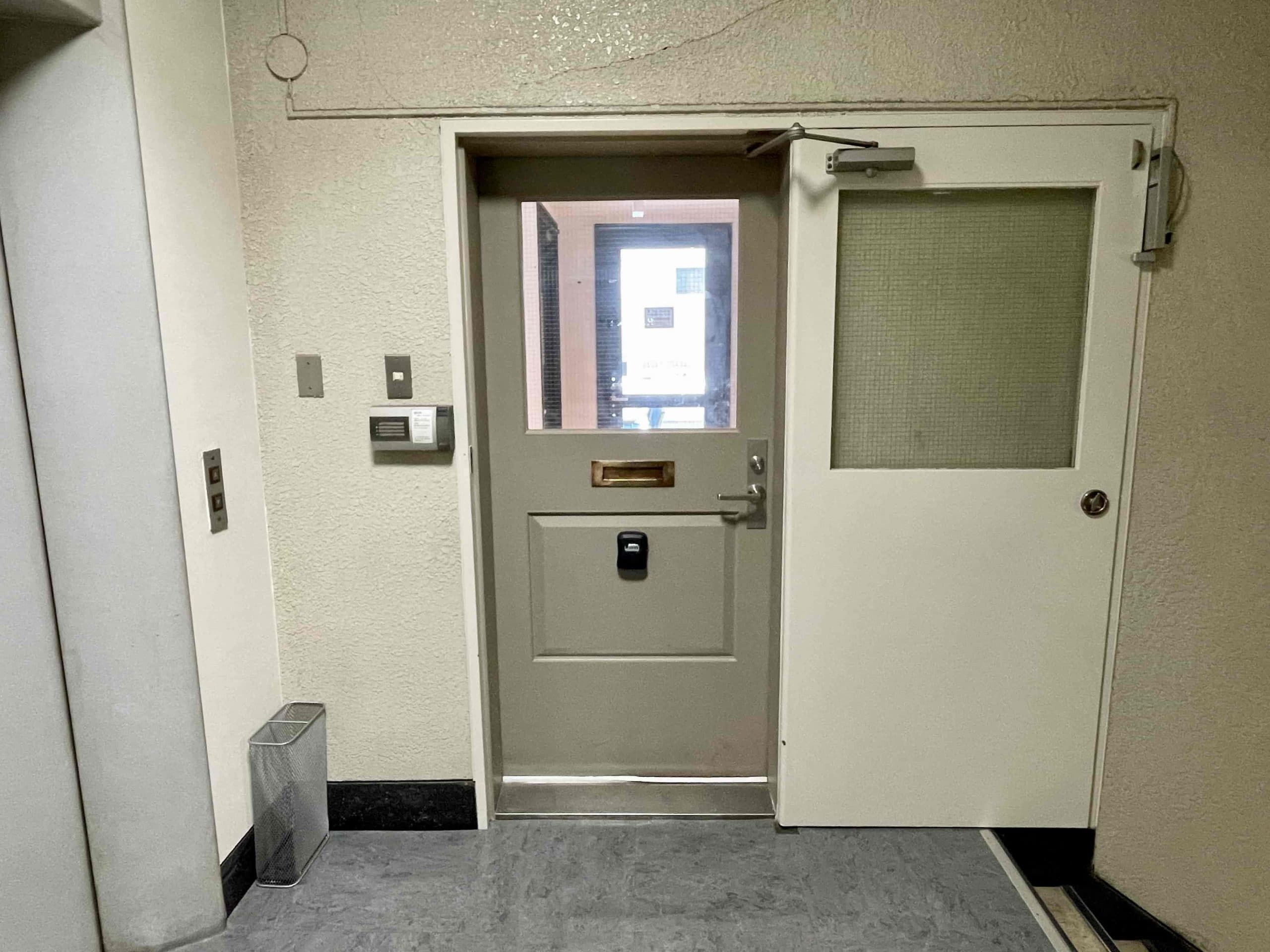 【エレベーターで4階まで上がると、すぐ左に共通扉があります】 - TIME SHARING 六本木 第6DMJビル 4Aの写真
