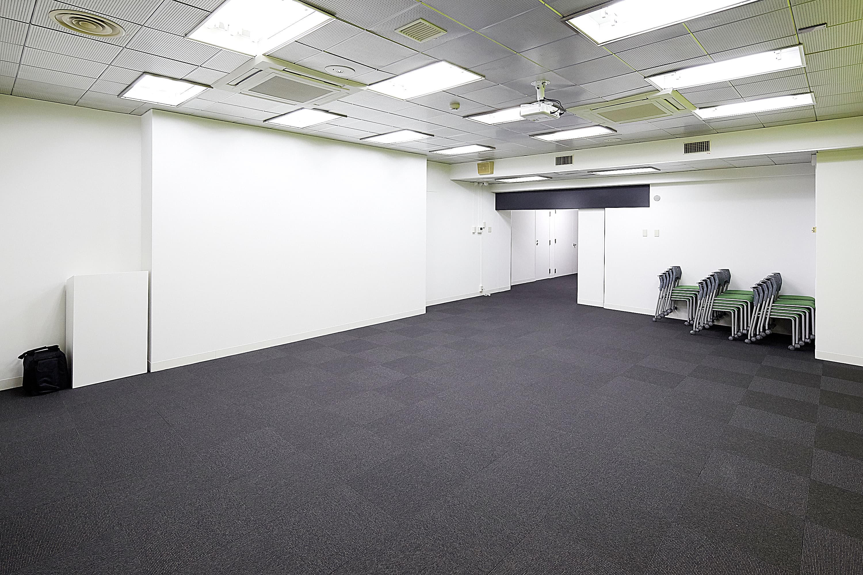 端に寄せた場合 - みんなの会議室 神田の写真