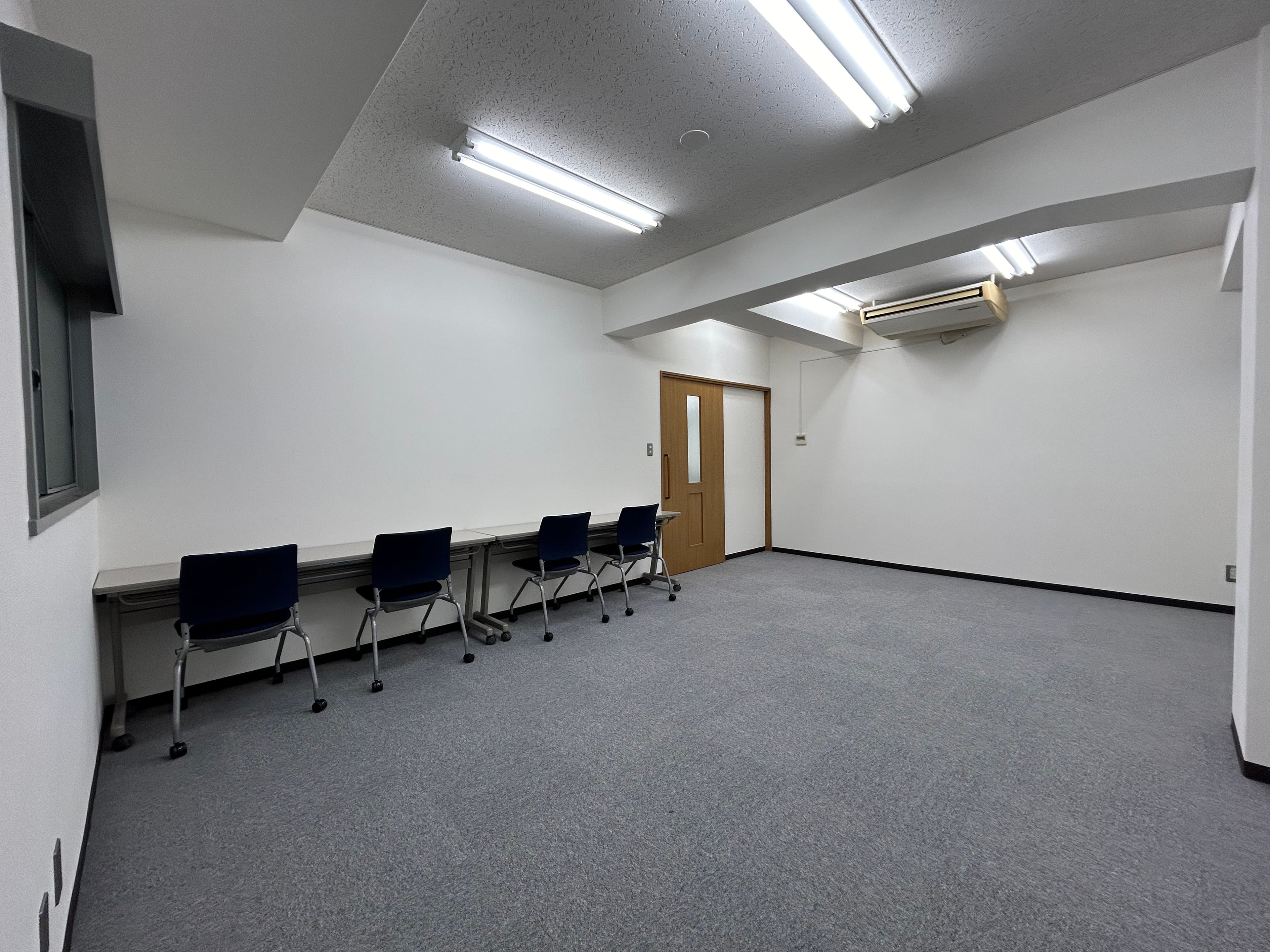 【後方控室は荷物置きや控え場としての利用にも最適です】 - TIME SHARING 大手町 協販商事ビル3Fの写真