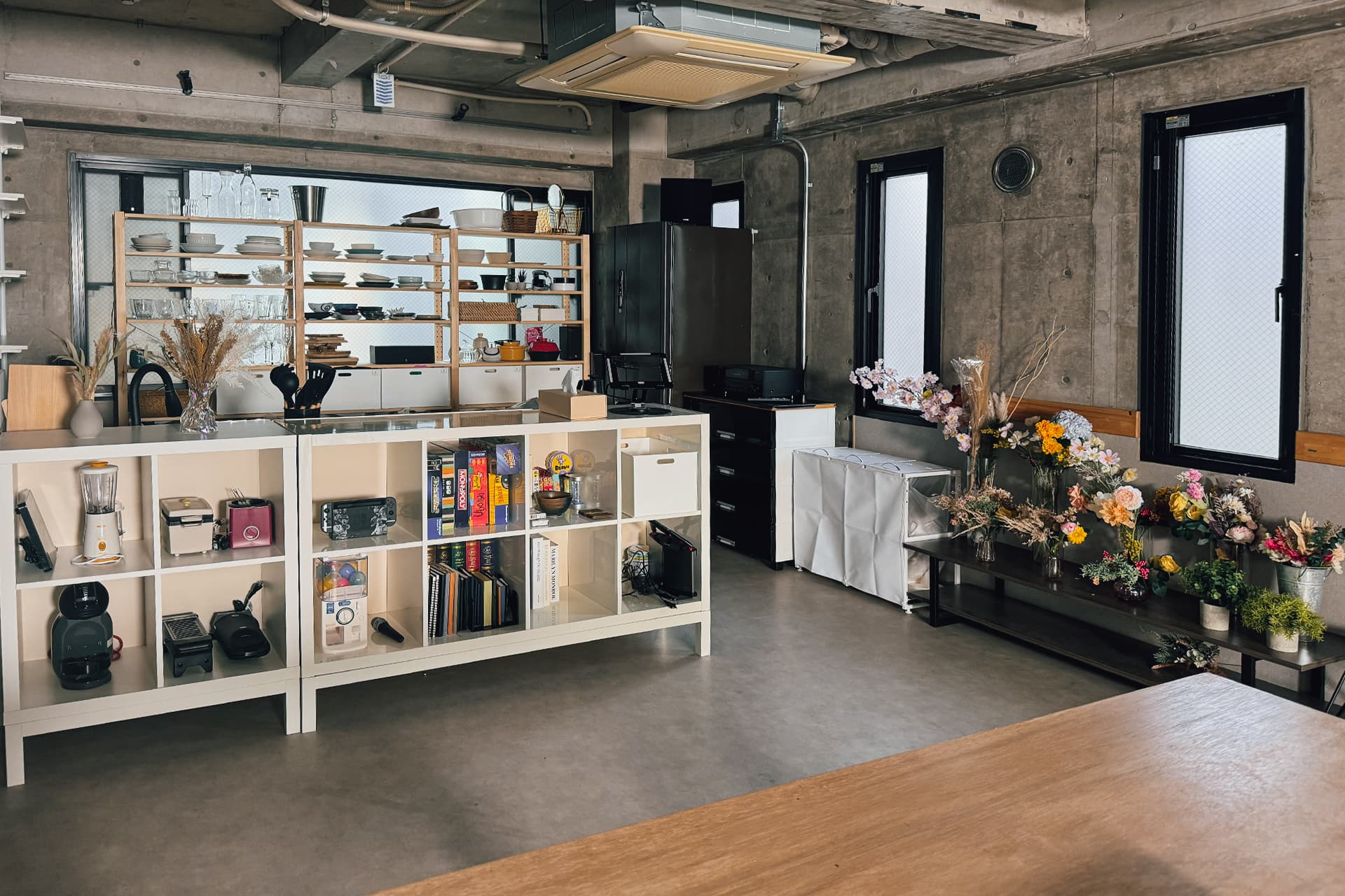 キッチン側には様々なPROPや遊びが詰まっています。