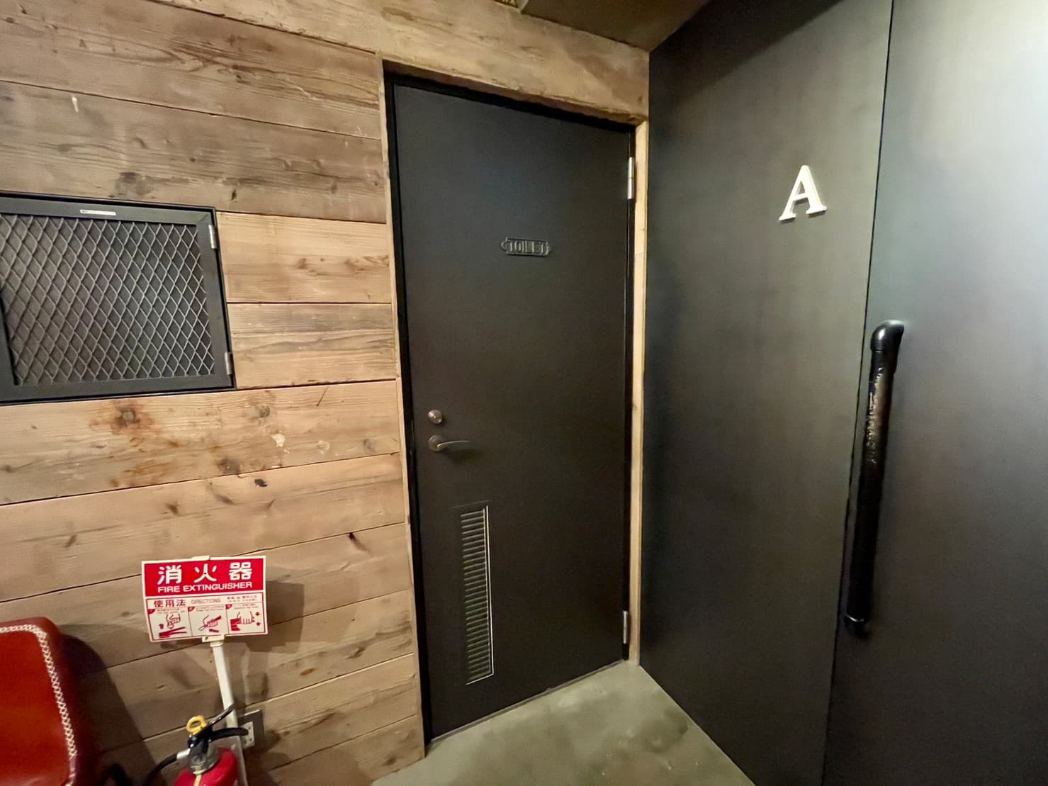 【廊下内・8A会議室の横には、他のお部屋と共用の男女共用トイレがございます】