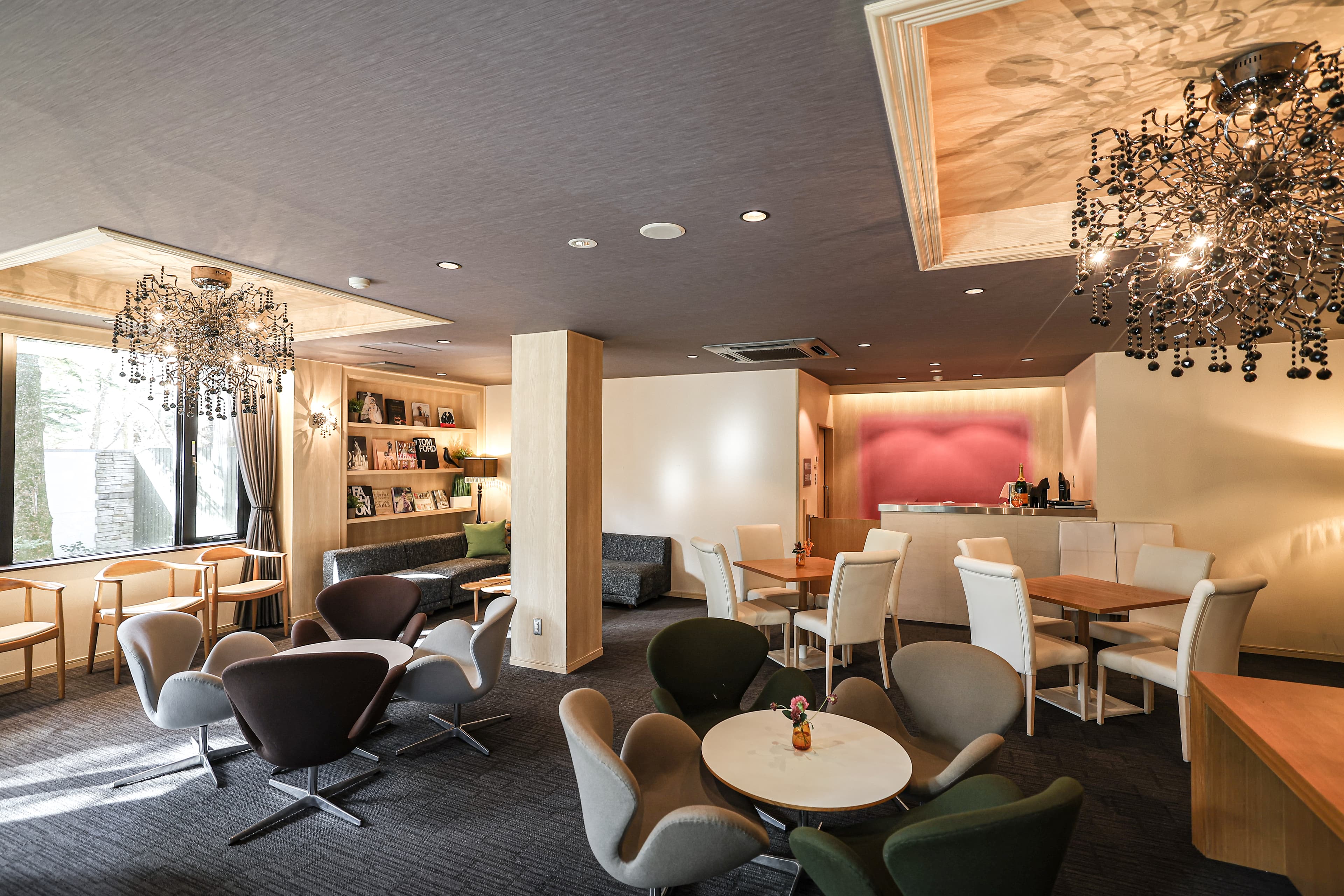 ソファ席と可動テーブルを備えたラウンジ空間|最大30名のオフサイトミーティングに対応