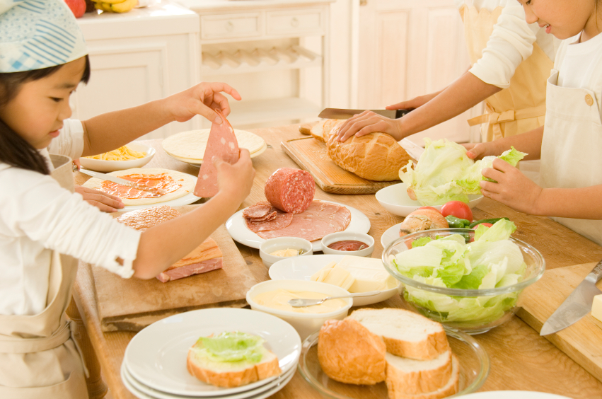キッズに大人気 パーティーを盛り上げるセルフ形式の簡単サンドイッチアイディア３選